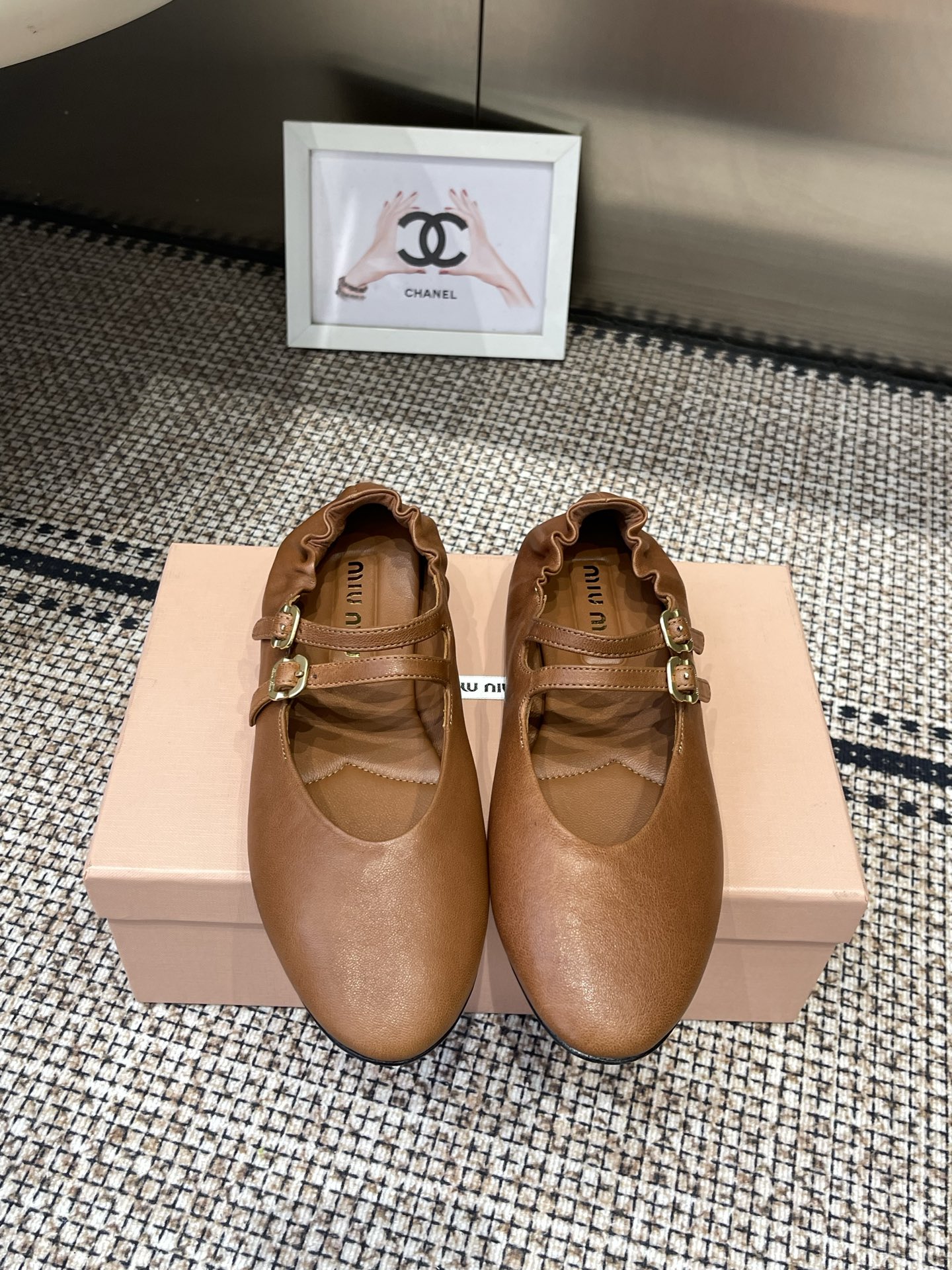 NO:783376,MiuMiu 26ss early spring catwalk model Mary Jane ballet flats official spring and summer catwalk model fashionable and versatile, can be salty or sweet, not abrasive to feet at all, whether worn barefoot or with socks, super age-reducing, super invincible and versatile, custom-made imported cowhide leather upper, sheepskin lining, original rubber outsole, size 35-40 (40 custom-made, non-refundable), ballet shoes, miumiu, mary  jane,flats,cowhide,sheepskin,socks19860909MiuMiu 缪缪 26ss早春走秀新款 玛丽珍 芭蕾舞鞋 平底鞋  官方春夏走秀新款 时髦百搭 即可咸又可甜 一点也不磨脚 无论光脚穿还是搭配袜子穿都超级减龄 超级无敌百搭 鞋面定制进口牛皮 内里羊皮 鞋底原版橡胶大底 码数35-40（40定做不退换）,芭蕾舞鞋,miumiu,mary jane,flats,cowhide,sheepskin,socks,Women's Shoes