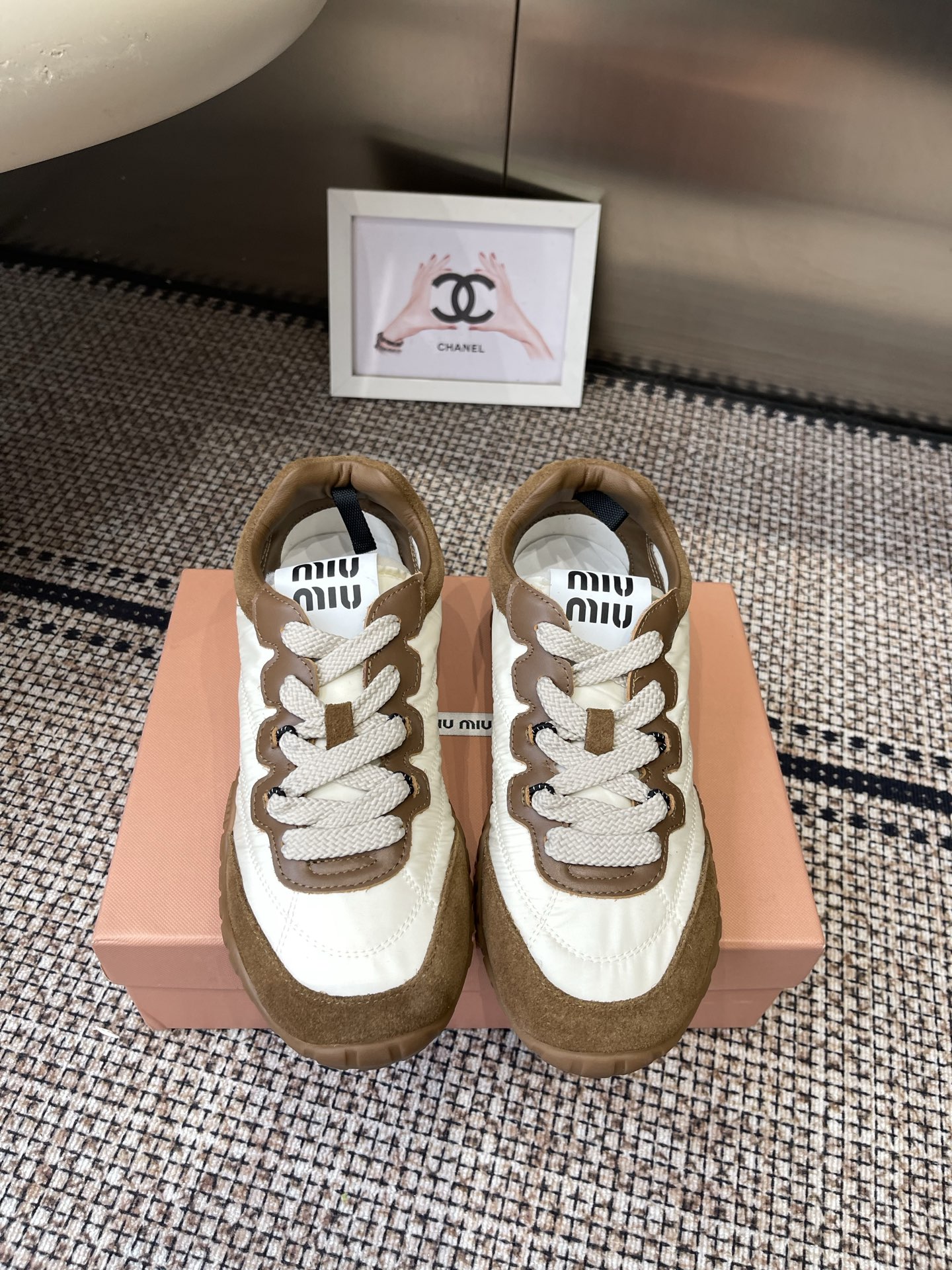 NO:784925,Miu Miu Spring and Summer New Biscuit Shoes Forrest Gump Casual Sports Shoes Avant-garde and bold design Miu Miu style is integrated into the simple lines of this thick-soled silk raincloth Mary Jane design Unique logos are decorated on the tongue and back of the shoe, embellished with retro design, adding iconic elements Thick-soled design defines avant-garde modern style Fabric original custom fabric/cow suede Lining original imported soft sheepskin Original open-molded anti-slip rubber outsole  Size 35-40 (40 customized), casual shoes/sports shoes, miumiu, mary jane, sneakers, sheepskin, real silk19860909Miu Miu 缪缪 春夏新款 饼干鞋 阿甘鞋休闲运动鞋 前卫大胆的设计 Miu Miu风格融于此款厚底真丝雨布玛丽珍设计的简约线条 别致徽标饰于鞋舌与背面 点缀复古设计 平添标志性元素 厚底设计定义前卫的现代风格 面料原版定制布料/牛反绒 内里原版进口柔软羊皮 原版开模防滑橡胶大底 码数35-40（40定做）,休闲鞋/运动鞋,miumiu,mary jane,sneakers,sheepskin,real silk,Women's Shoes