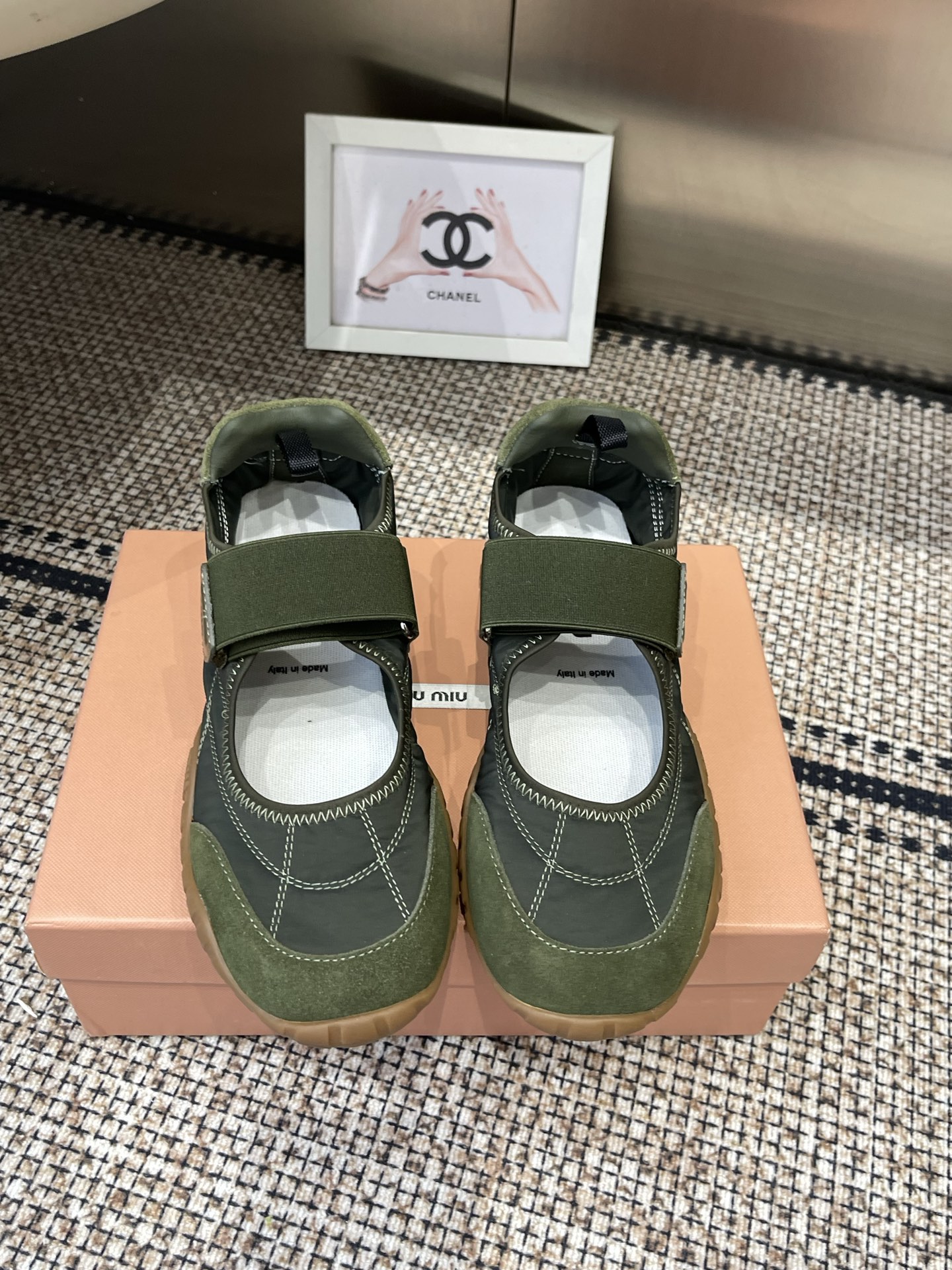 NO:784937,Miu Miu Spring and Summer New Biscuit Shoes Forrest Gump Casual Sports Shoes Avant-garde and bold design Miu Miu style is integrated into the simple lines of this thick-soled silk raincloth Mary Jane design Unique logos are decorated on the tongue and back of the shoe, embellished with retro design, adding iconic elements Thick-soled design defines avant-garde modern style Fabric original custom fabric/cow suede Lining original imported soft sheepskin Original open-molded anti-slip rubber outsole  Size 35-40 (40 customized), casual shoes/sports shoes, miumiu, mary jane, sneakers, sheepskin, real silk19860909Miu Miu 缪缪 春夏新款 饼干鞋 阿甘鞋休闲运动鞋 前卫大胆的设计 Miu Miu风格融于此款厚底真丝雨布玛丽珍设计的简约线条 别致徽标饰于鞋舌与背面 点缀复古设计 平添标志性元素 厚底设计定义前卫的现代风格 面料原版定制布料/牛反绒 内里原版进口柔软羊皮 原版开模防滑橡胶大底 码数35-40（40定做）,休闲鞋/运动鞋,miumiu,mary jane,sneakers,sheepskin,real silk,Women's Shoes