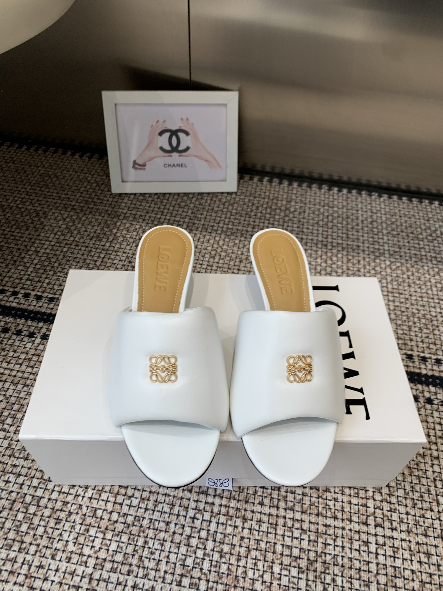 NO:785646,LOEWE 26ss latest spring and summer small-heeled bread slippers. The large bread upper wraps the feet very well and makes you look slim!  Little fairies who like this style must buy it!  The upper is made of imported calfskin, and the lining is mixed sheepskin. The leather is delicate and very comfortable. Simple line design. Big toe design. Super tasteful. Italian genuine leather outsole. Size 35-41 (40 41 customized), high heels and slippers, loewe, loewe, high heels, slippers, cowhide, sheepskin, Leather soles19860909LOEWE 罗意威 26ss春夏最新款 小跟面包拖鞋   大大的面包鞋面,很好的包裹脚面,非常显瘦！喜欢这种风格的小仙女必须要入手哦！ 鞋面采用进口小牛皮 内里混种羊皮,皮料细腻上脚非常舒适 简约的线条设计 鞋头大头的设计 超级有味道 意大利真皮大底 码数 35-41（40 41订做）,高跟鞋拖鞋,loewe,loewe,high heels,slippers,cowhide,sheepskin,Leather soles,Women's Shoes