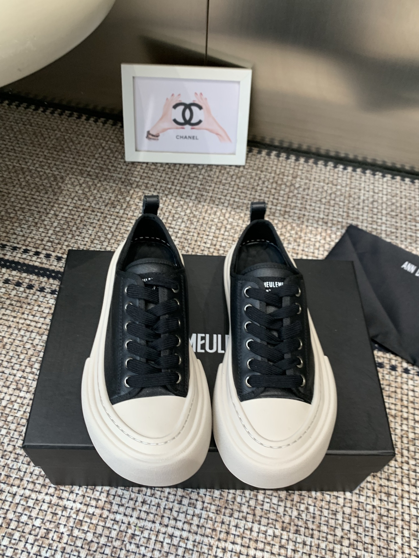 NO:785641,Ann Demeulemeester 26ss new thick-soled casual shoes | Minimalist style statement When black and white classics collide with retro thick soles, the new Ann Demeulemeester casual shoes reshape daily wear with 'restrained luxury'. Lightweight soles + soft lining, walking like walking on clouds, long-term wear will not tire your feet. Whether you are commuting, roaming in the citywalk, or lazing out on the weekend, it can support your rhythm with a 'relaxed feeling'. Material: cowhide  Cow suede. Size 35-40 (40 customized), casual shoes/sports shoes, sneakers, cowhide19860909Ann Demeulemeester 26ss新款厚底休闲鞋｜极简主义者的风格宣言 当黑白经典撞上复古厚底 AnnDemeulemeester 新款休闲鞋以“克制的奢华”重构日常穿搭 轻量鞋底+柔软内里,行走如踏云絮,久穿不累脚.无论是通勤赶路、citywalk漫游,还是周末慵懒出街,它都能以“松弛感”托住你的节奏.  材质牛皮 牛反绒.  码数35-40（40订做）,休闲鞋/运动鞋,sneakers,cowhide,Women's Shoes