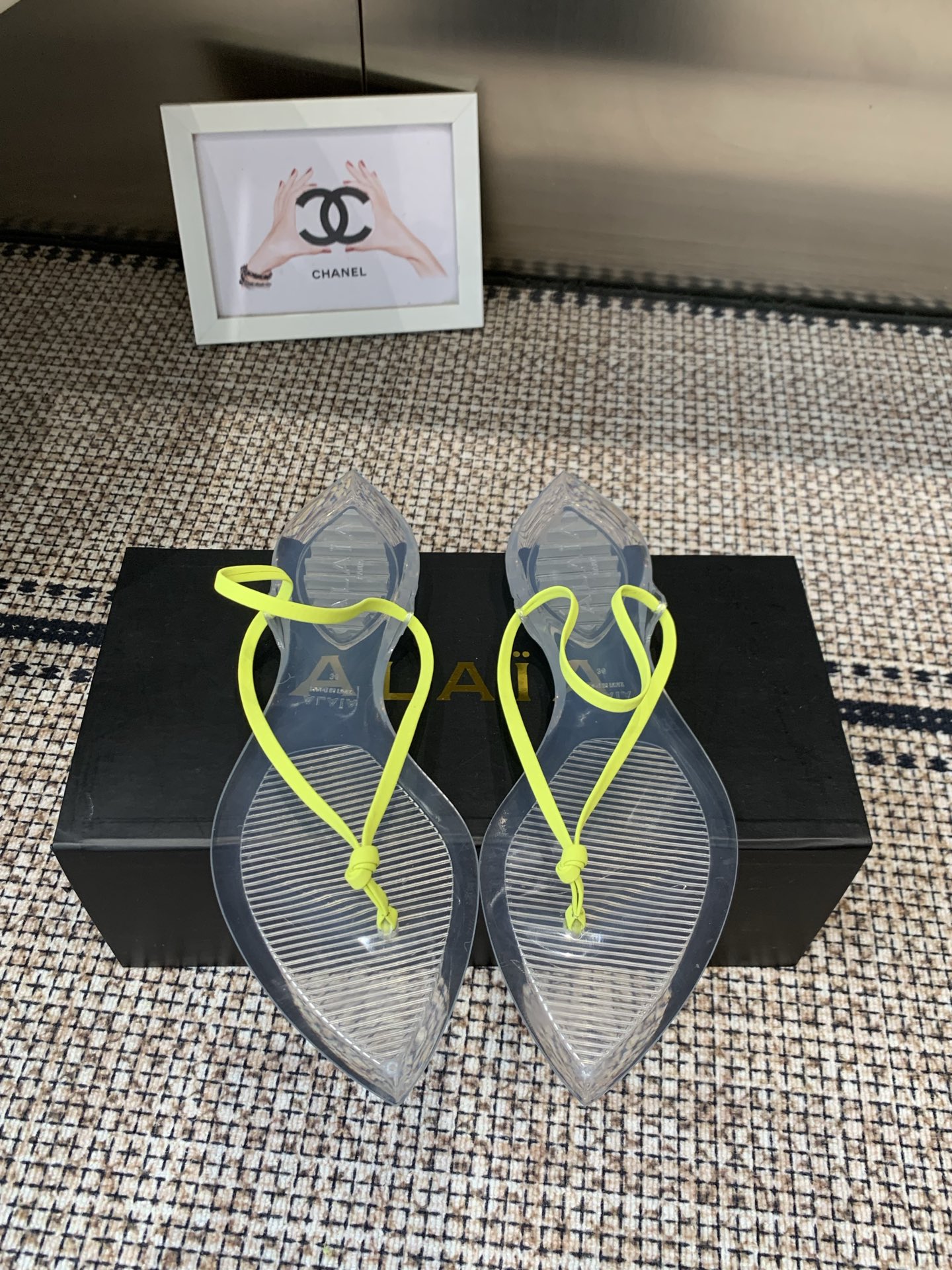 NO:785636,Purchasing agent level 26ss spring and summer new style ALAIA Alaya's latest transparent flip-flops flip-flops When the dopamine wave sweeps the fashion circle, this pair of pointed-toe rubber slippers has become the traffic code for summer outings!  Abandoning dullness, highly saturated colors collide freely on the upper, with warm rose red, bright yellow and fresh lake clear water. Every step steps on the heartbeat of the trend. The sharp pointed toe quietly lengthens the leg line and easily unlocks the nine-headed body vision. The PVC material is refreshing and not stuffy on the feet, suitable for commuting, visiting exhibitions, coffee dates and other scenes.  What's even better is that it comes with a DIY bayonet, so you can match it with glitter chains or plush shoe flowers to weld your unique personality on your feet. You don't have to worry about clashing styles anymore, each pair is exclusive to you for summer, and it will turn heads immediately, allowing you to easily debut in the C position among the crowd!  Customized silk satin fabric for the upper, original molded TPU for the sole, transparent outsole, size 35-42 (40.41.42 custom-made, non-refundable), split-toe shoes, alaia, slippers, real silk, silk fabric19860909代购级26ss春夏新款ALAIA阿莱亚最新透明底人字拖鞋夹脚凉拖鞋 当多巴胺浪潮席卷时尚圈,这双尖头胶拖成了夏日出街的流量密码！ 摒弃沉闷,高饱和色彩在鞋面上肆意碰撞,玫红热烈、明黄鲜活、湖清灵动,每一步都踩在潮流的心跳上.利落尖头悄悄拉长腿部线条,轻松解锁九头身视觉.PVC材质清爽不闷脚,适配通勤、逛展、咖啡约会等多种场景. 更妙的是自带DIY卡口,随心搭配闪粉挂链、毛绒鞋花,把专属个性焊在脚上.不用再担心撞款,每一双都是独属于你的夏日限定,回头率直接拉满,让你在人群中轻松C位出道！ 鞋面定制真丝绸缎面料 鞋底原版开模 TPU 透明大底 码数35-42（40.41.42定做不退换）,分趾鞋,alaia,slippers,real silk,silk fabric,Women's Shoes