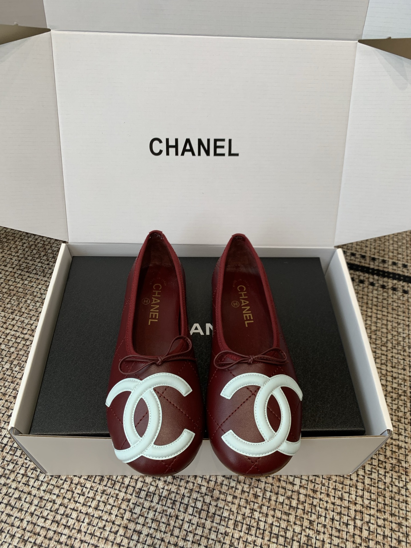 NO:815970,CHANEL Chanel 2026ss latest model Mary Jane flats, Compeng shoes, ballet shoes, the French style Mary Jane is really cute and fashionable. All the major Internet celebrities can't put it down. It's hard to find a pair of shoes at the counter. The leather of the shoes is super soft and comfortable. It doesn't wear your feet at all. It's super age-reducing when you go barefoot or with socks. The upper foot is super nice. The fabric is original and customized cowhide. The lining is imported sheepskin. The leather outsole imported from Italy.  Size 35-40 (40 is custom-made and cannot be returned or exchanged), single shoes, chanel, chanel, mary jane, flats, cowhide, sheepskin, Leather soles, socks19860909CHANEL 香奈儿 2026ss最新款 玛丽珍平底鞋 康鹏鞋 芭蕾舞鞋  法式风情的玛丽珍真的可爱又时髦 各大网红都爱不释手 专柜更是一鞋难求 鞋子皮料超级柔软舒适 一点也不磨脚 光脚或事搭配袜子都超级减龄 上脚超nice 面料原版定制牛皮面 内里进口羊皮 意大利进口真皮大底 码数35-40（40定做不退换）,单鞋,chanel,chanel,mary jane,flats,cowhide,sheepskin,Leather soles,socks,Women's Shoes