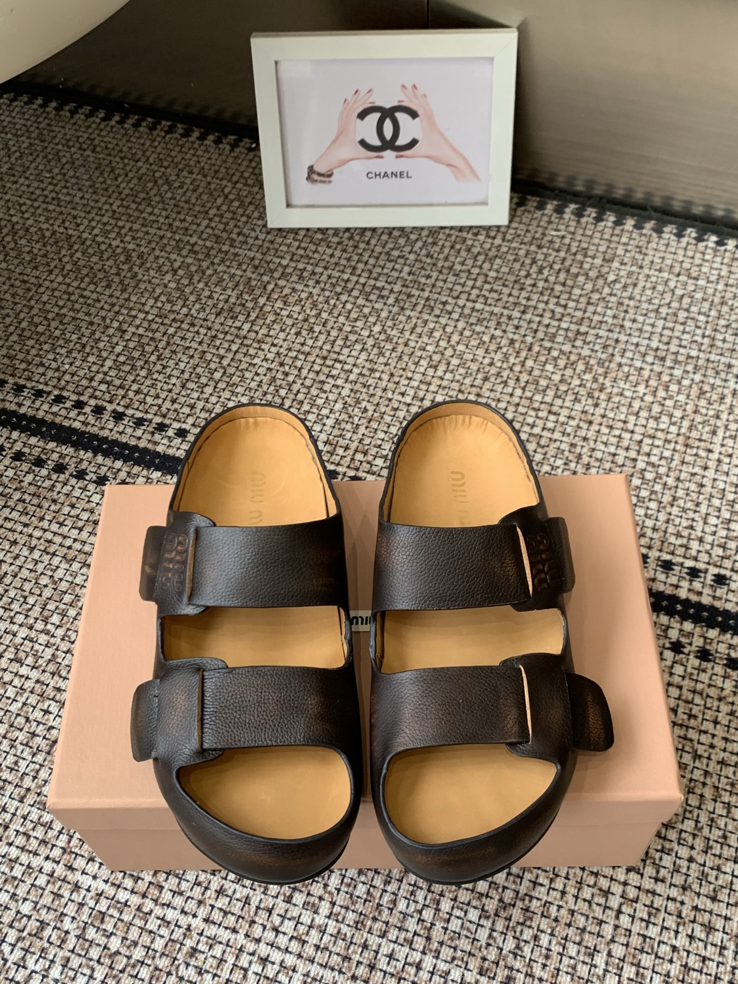 NO:815955,Purchasing agent Miu Miu 26ss spring and summer new thick-soled double-strap beach slippers. Today's miu is also fragrant, but miu's is more elegant, the rubber outsole is more practical, three-dimensional effect, metal cowhide, double-strap design, thick sole waterproof and heightening, be careful. The upper/foot pads are customized imported cowhide leather outsole. Rubber outsole  Size#35-41 (40.41 custom-made, non-refundable), slippers, miumiu, slippers, cowhide19860909代购级 Miu Miu 26ss 春夏新款 厚底双带沙滩拖鞋 现在的miu怎么也香里香气的了,但是miu家的更秀气,橡胶大底更实用,三维立体效果 金属牛皮,双带设计,厚底防水增高小心机 鞋面/垫脚定制进口牛皮 大底橡胶大底 Size#35-41（40.41订做不退换）,拖鞋,miumiu,slippers,cowhide,Women's Shoes