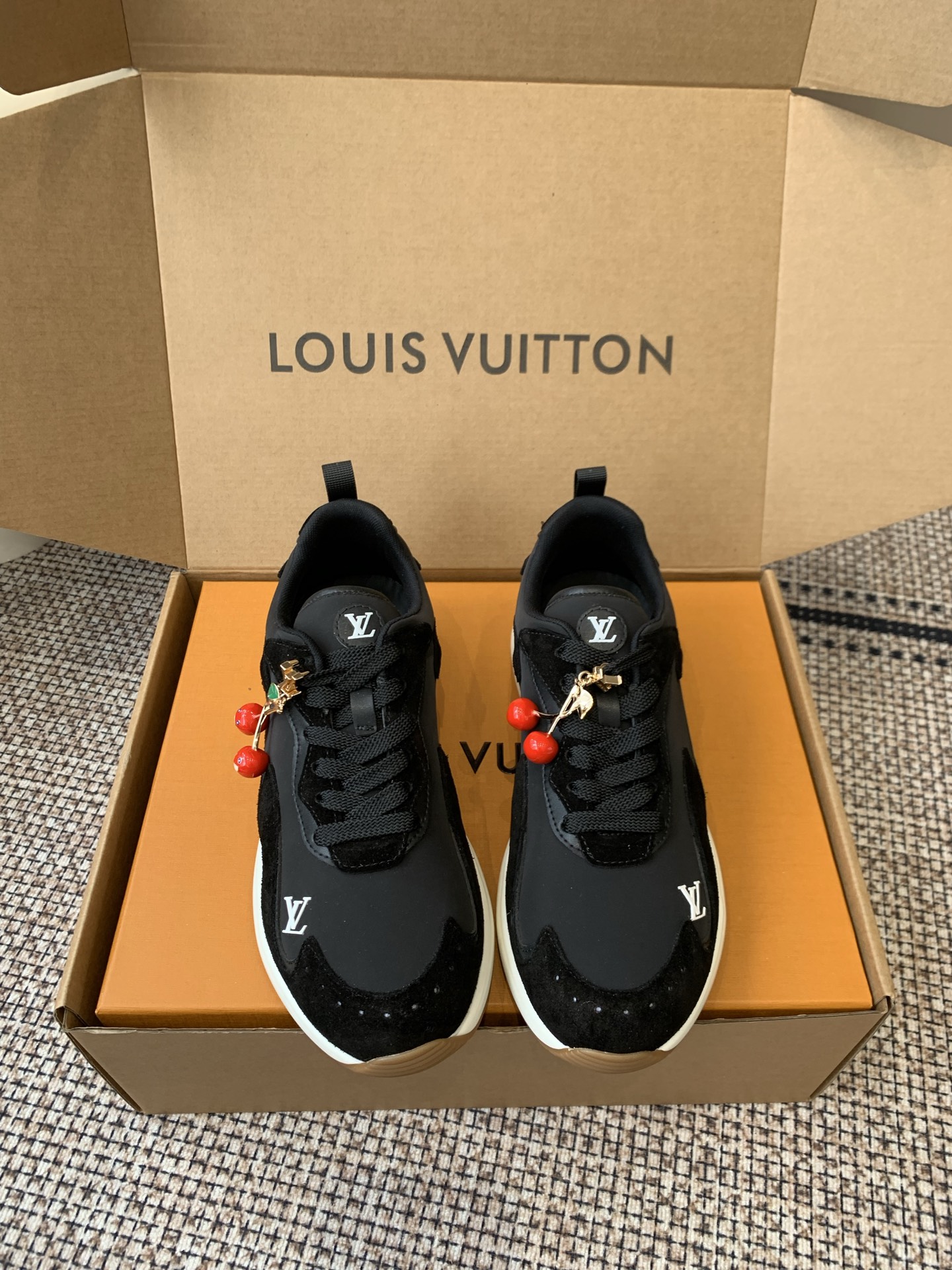 NO:815951,Accessories 60 Louis Vuiton Louis Vuitton's latest Drop series casual shoes sports shoes Louis Vuitton men's shoe series meets the needs of various occasions. Elegant lace-up shoes match business or formal looks, showing a leisurely style. Pharrell williams reinterprets classic designs every season. The fabric is made of original custom nylon cowhide. The inner lining is made of original custom breathable mesh. The sole is made of original open-molded non-slip rubber. The bottom thickness is 3.5CM.  Size 39-45 (45 customized), casual shoes/sports shoes, louis vuitton, louis vuitton, sneakers, cowhide19860909配饰60 Louis Vuiton路易威登 最新款 Drop系列 休闲鞋 运动鞋  路易威登男士鞋履系列契合各式场合需求 雅致系带鞋搭配商务或正式造型 流露悠闲格调 Pharrell williams 每季焕新演绎经典设计 面料原版定制尼龙牛皮材质 内里原版定制透气网里 鞋底原版开模防滑橡胶材质 底厚3.5CM 码数39-45（45定做）,休闲鞋/运动鞋,louis vuitton,louis vuitton,sneakers,cowhide,Women's Shoes