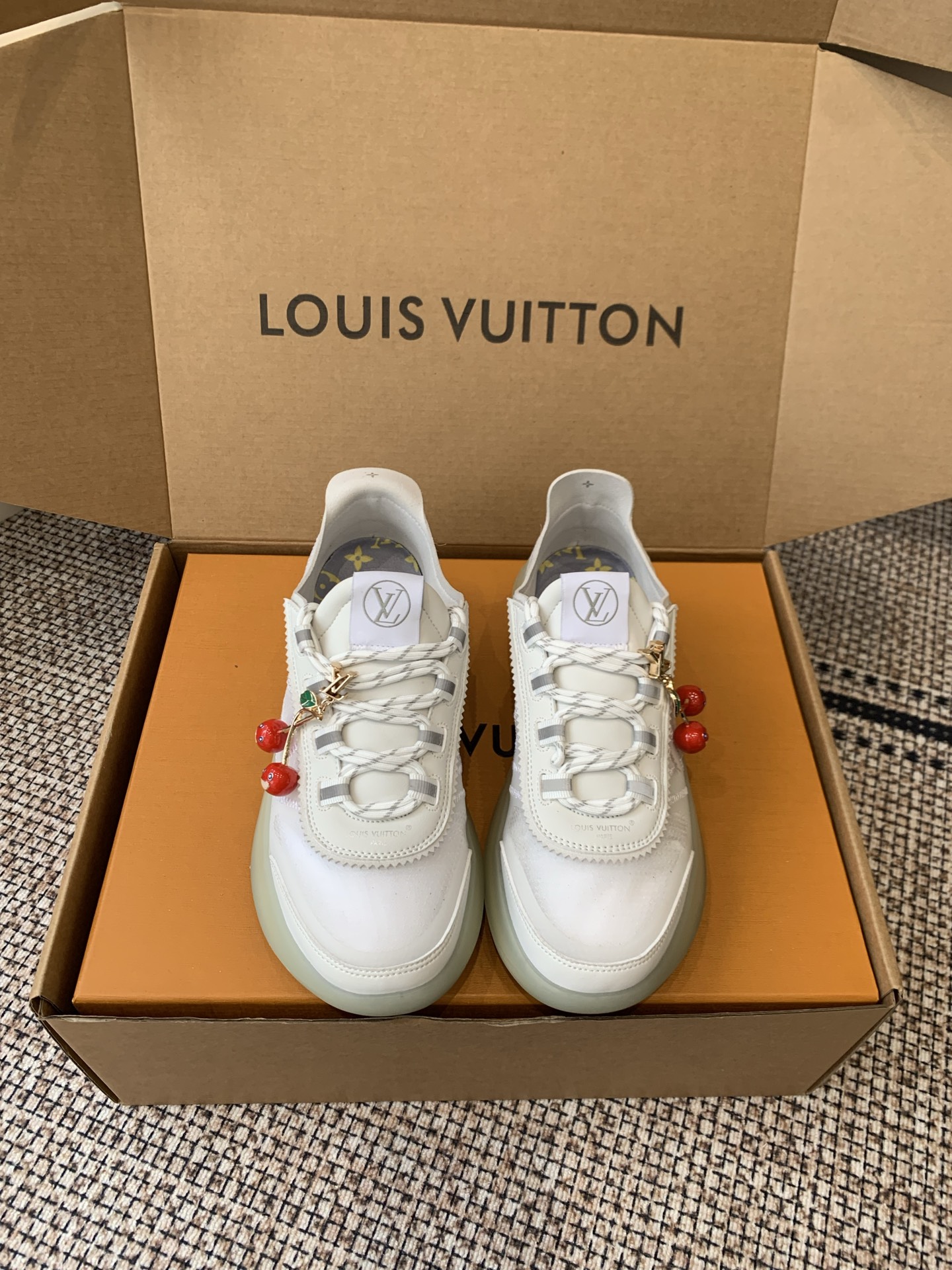 NO:815953,Accessories 60 Louis Vuitton Louis Vuitton's latest SPRINT series thick-soled sports and casual shoes LV Sprint sneakers are made of mixed technical materials. They are comfortable and fit to provide you with stable support. The upper has a slightly translucent effect. The zigzag stitching on the side interprets the LV logo. Monogram Flower pattern embellishes the back strap to highlight the brand's identity in a casual style. Double shoelaces and elastic translucent outsole complete the sophisticated design.  Mixed technology material laces, Louis Vuitton elements TPU, outsole embellished with Louis Vuitton logo and Monogram flowers, original imported material, imported cowhide lining, original molded double-layer outsole, size 35-45 (40 for women, 45 for men, customized), casual shoes/sports shoes, louis vuitton, louis vuitton, louis vuitton, sneakers, cowhide19860909配饰60 Louis Vuitton 路易威登 最新款SPRINT系列 厚底运动 休闲鞋 LV Sprint 运动鞋以混合科技材质制成 穿着舒适贴合 为您提供稳固支撑 鞋面略带半透明效果 侧面以锯齿形缝线演绎 LV 标识 Monogram Flower 图案点缀后袢带 于随性风采中彰显品牌身份 双鞋带与弹性半透明外底完善考究设计 混合科技材质鞋带路易威登元素TPU 外底点缀路易威登标识和 Monogram 花卉 面料原版进口材质 内里进口牛皮 原版开模双层大底 码数35-45（女40 男45定做）,休闲鞋/运动鞋,louis vuitton,louis vuitton,louis vuitton,sneakers,cowhide,Women's Shoes