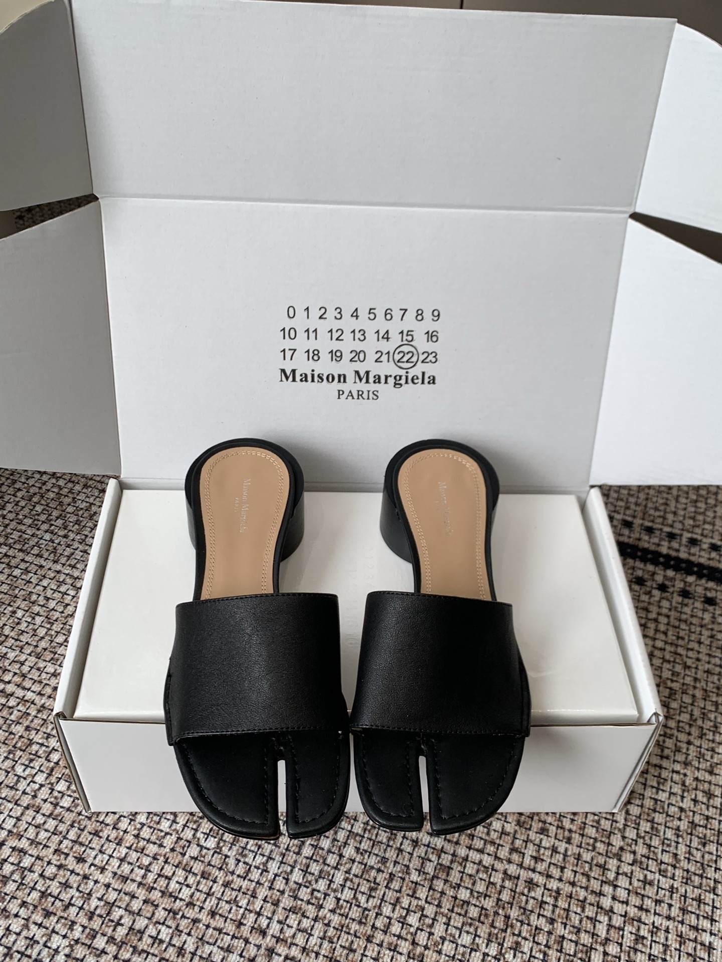NO:815949,Maison Margiela 26ss new split-toe slippers are made of fine soft sheepskin, soft and non-irritating on the feet, classic split-toe design, relaxed and fashionable, three colors available｜cream white/caramel brown/classic black, simple one-line strap, minimalist and high-end, not picky to wear, super atmospheric with jeans, dresses, wide-leg pants, spring and summer are just in need of versatile style, gentle and noble, easy to wear with atmosphere ~ Fabric Sheepskin  Sheepskin lining, genuine leather outsole, size 35-41 (40 41 customized), split-toe shoes, slippers, slippers, skirts, jeans, sheepskin, Leather soles19860909Maison Margiela 26ss新款分趾拖鞋 甄选细腻软羊皮,上脚软糯不磨脚,经典分趾设计,自带松弛时髦,三色可选｜奶白/焦糖棕/经典黑,简约一字带,极简高级不挑穿搭,配牛仔裤、连衣裙、阔腿裤都超有氛围感,春夏刚需百搭款,温柔又显贵气,出门轻松拿捏氛围感穿搭～ 面料羊皮 内里羊皮 大底真皮大底 码数35-41（40 41订做）,分趾鞋拖鞋,slippers,skirts,jeans,sheepskin,Leather soles,Women's Shoes