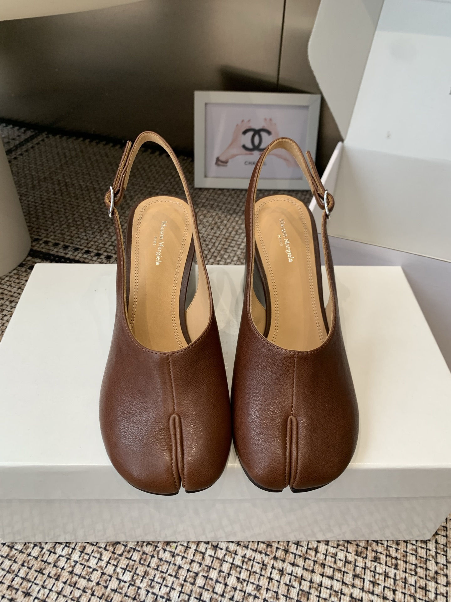 NO:815947,Maison Margiel 26ss spring and summer new split-toe wedge sandals. This pair of shoes perfectly combines the classic split-toe design with the lazy feel of wedge-heeled sandals, breaking the monotony of conventional shoes and bringing with it its own recognition. The split-toe lines are neat and memorable, and the design of the back trip strap not only ensures the convenience of putting on and taking off, but also firmly fits the shape of the foot and is not easy to slip off when walking.  Your feet won’t get tired even if you wear them for daily commuting. They are suitable with jeans, skirts or suit trousers, and you can easily achieve the French relaxed feeling. Fabric sheepskin, cowhide lining, genuine leather outsole, heel height 8cm, size 35-40 (40 customized), split-toe sandals, sandals, skirts, jeans, business suit, cowhide, sheepskin, Leather soles19860909Maison Margiel 26ss春夏新款分趾坡跟凉鞋 这双鞋把经典的分趾设计和坡跟凉鞋的慵懒感结合得恰到好处,打破了常规鞋款的单调感,自带辨识度.分趾的线条利落又有记忆点,搭配后绊带的设计,既保证了穿脱的便捷性,又能牢牢贴合脚型,走路不易滑落. 日常通勤穿久了也不会累脚,搭配牛仔裤、半身裙或者西装裤都很适配,轻松拿捏法式松弛感. 面料羊皮 内里牛皮 大底真皮大底 跟高8cm 码数35-40（40 订做）,分趾鞋凉鞋,sandals,skirts,jeans,business suit,cowhide,sheepskin,Leather soles,Women's Shoes