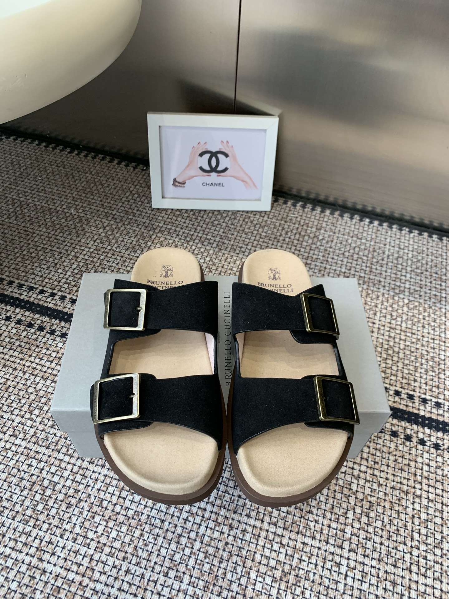 NO:815945,Dongguan purchasing agent Brunello Cucinelli  BC men's casual sandals｜The fabric of this sandal slipper is made of pebbled cowhide imported from Italy｜The outer waist of the upper is inlaid with brand electroplating and distressed craftsmanship buckle｜The buckle can be retracted at will｜**Can be worn on any ankle.  Yu | Rubber foam outsole with high density and elasticity | Wear-resistant and not easy to deform | This sandal and slipper shoe style is classic and never goes out of style | Personalized logo and unique water ripple groove design on the outsole | Luxury is instantly overwhelming  Size38-44 (customized at 45.46), slippers, brunello cucinelli, slippers, cowhide19860909东莞代购级 Brunello Cucinelli BC男士休闲凉拖鞋｜此款凉拖鞋鞋面料采用意大利进口荔枝纹牛皮｜鞋面外腰部位镶嵌品牌电镀做旧工艺扣带｜扣带可随意伸缩｜**脚廋都可以驾驭｜密度弹性大的橡胶发泡大底｜耐磨不易变形｜此款凉拖鞋鞋型堪称经典永不过时｜外底上的个性logo和独特的水波纹凹槽设计｜奢华度瞬间爆棚 Size38-44（45.46定做）,拖鞋,brunello cucinelli,slippers,cowhide,Women's Shoes