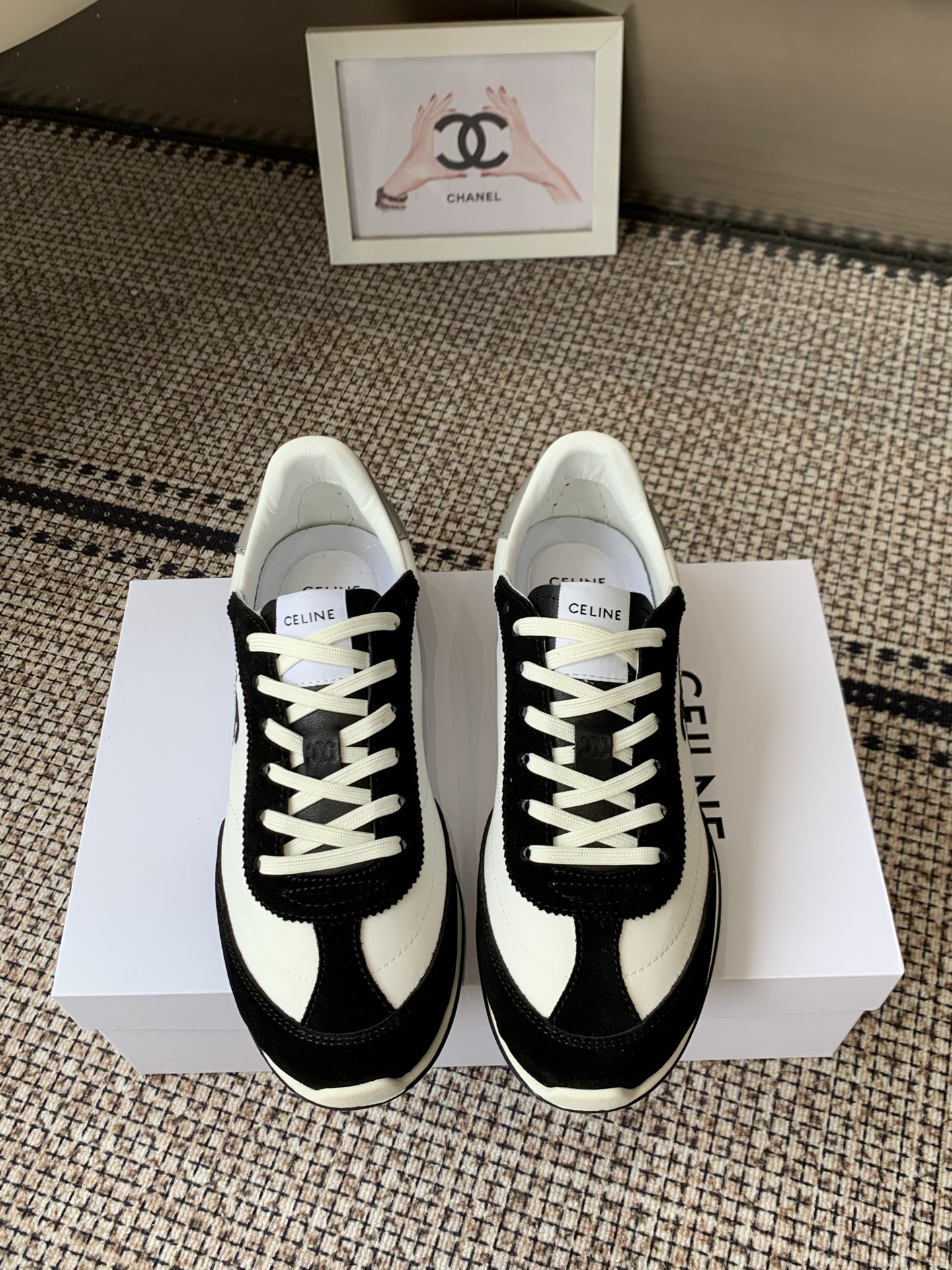 NO:815982,Celine 26ss early spring new retro sports shoes and casual shoes are inspired by the track and field running shoes of the 1970s and 1980s. The shoes have smooth lines and a slightly old feel. They have the relaxed atmosphere of retro sports and incorporate CELINE's iconic minimalist aesthetics. They are a powerful tool for creating a French casual style.  The metal or embroidered Triomphe Arc de Triomphe logo on the side of the shoe body is the core identification element. It is low-key but highly recognizable, strengthening the brand gene. The upper is made of mesh, suede, nylon and other materials, which visually enriches the sense of layering and makes the shoe shape more three-dimensional. The upper is cow suede/mesh, and the lining is sheepskin. The outsole is an original molded outsole.  Size 35-40 (40 customized), slippers, celine, celine, sneakers, slippers, sheepskin, chamois leather19860909Celine 赛琳 26ss早春新款复古运动鞋 休闲鞋 以70-80年代的田径跑鞋为灵感,鞋身线条流畅且略带做旧感,既有复古运动的松弛氛围,又融入了CELINE标志性的极简美学,是打造法式随性风格的利器. 鞋身侧面的金属或刺绣Triomphe凯旋门标识是核心识别元素,低调却极具辨识度,强化了品牌基因.鞋面采用网眼布、麂皮、尼龙等材质拼接,视觉上丰富了层次感,也让鞋型更具立体感. 鞋面牛反绒/网布 内里羊皮 大底原版开模大底 码数35-40（40订做）,拖鞋,celine,celine,sneakers,slippers,sheepskin,chamois leather,Women's Shoes