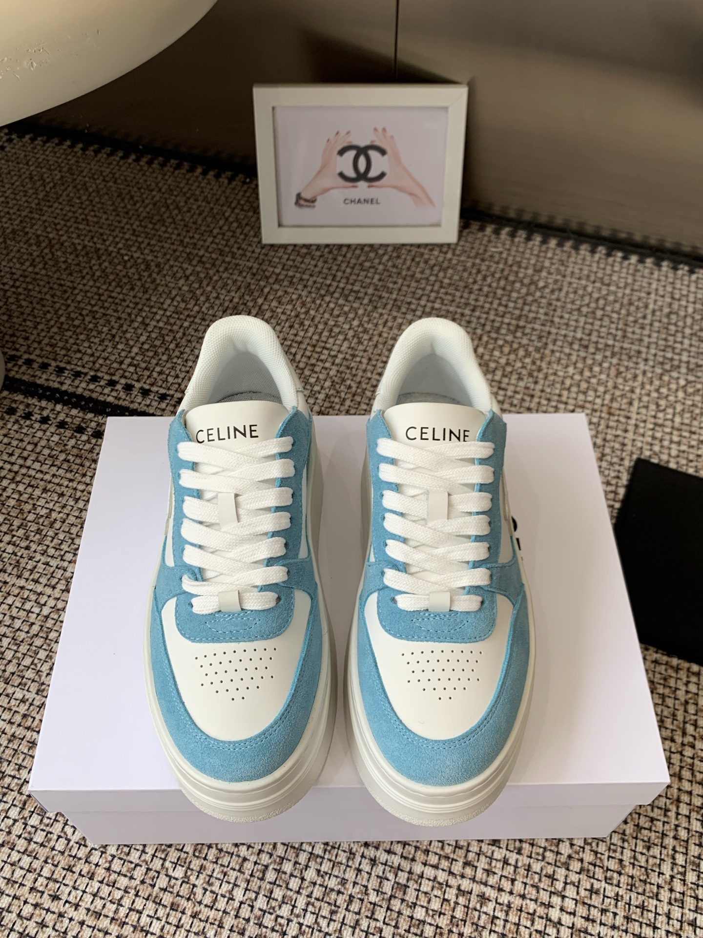 NO:815985,Purchasing agent CELINE Celine new color CELINE RUNNER sports shoes with CELINE logo on the tongue and back of the shoe CELINE logo embossed on the back and side of the shoe Thick-soled bread shoes 2026 spring and summer new women's Arc de Triomphe logo laces are simple and comfortable, clean and neat, increase the height and show the slim legs Whether worn alone or paired with wide-leg pants, high street and retro together to make CELINE girls Original imported cowhide uppers Original lining Original open-molded Tpu outsole  Size#35-41 (40 41 customization is non-returnable and non-exchangeable), slippers, celine, celine, sneakers, slippers, cowhide19860909代购级 CELINE思琳赛琳 新色 CELINE RUNNER 动鞋鞋舌和鞋后帮饰有CELINE标志运动鞋 鞋后帮和侧面压印CELINE标志 厚底面包鞋2026春夏新款女凯旋门徽标系带简单舒服,干净利落,增高显腿细 无论是单穿还是搭配阔腿裤,高街又复古一起来做CELINE女孩 鞋面原版进口牛皮 内里原版内里 大底原版开模Tpu大底 Size#35-41（40 41定制不退不换）,拖鞋,celine,celine,sneakers,slippers,cowhide,Women's Shoes