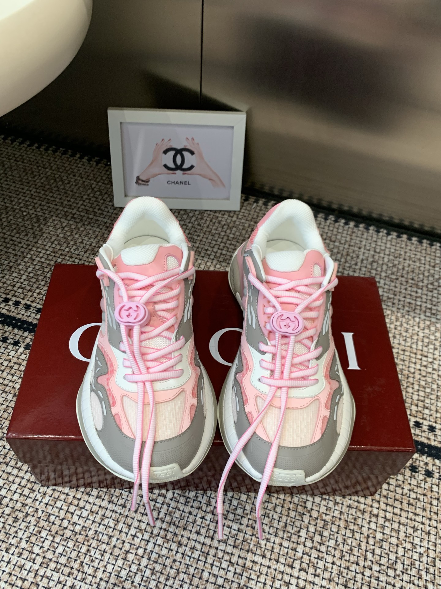 NO:868429,Women's Gucci 2.0 is the latest dad shoe sneaker... This sports running shoe will be the last song of a generation. It adopts technological mesh/3D printing technology, EVA shock-absorbing midsole/built-in carbon plate, TPU combination outsole (approximately 4cm height increase), thick sole to perfectly show the posture... The foot feels super invincible, sporty and comfortable, casual and versatile, women's size 35-40, dad shoes, gucci, sneakers19860909女款Gucci 2.0 最新款 老爹鞋 运动鞋… 这款运动跑鞋又将是一代绝唱 采用科技网面/3D打印技术 EVA减震中底/内置碳板 TPU组合大底（约4cm增高）厚底完美呈展姿态…… 脚感超级无敌好 运动舒适 休闲百搭 码数女款35-40,老爹鞋,gucci,sneakers,Women's Shoes