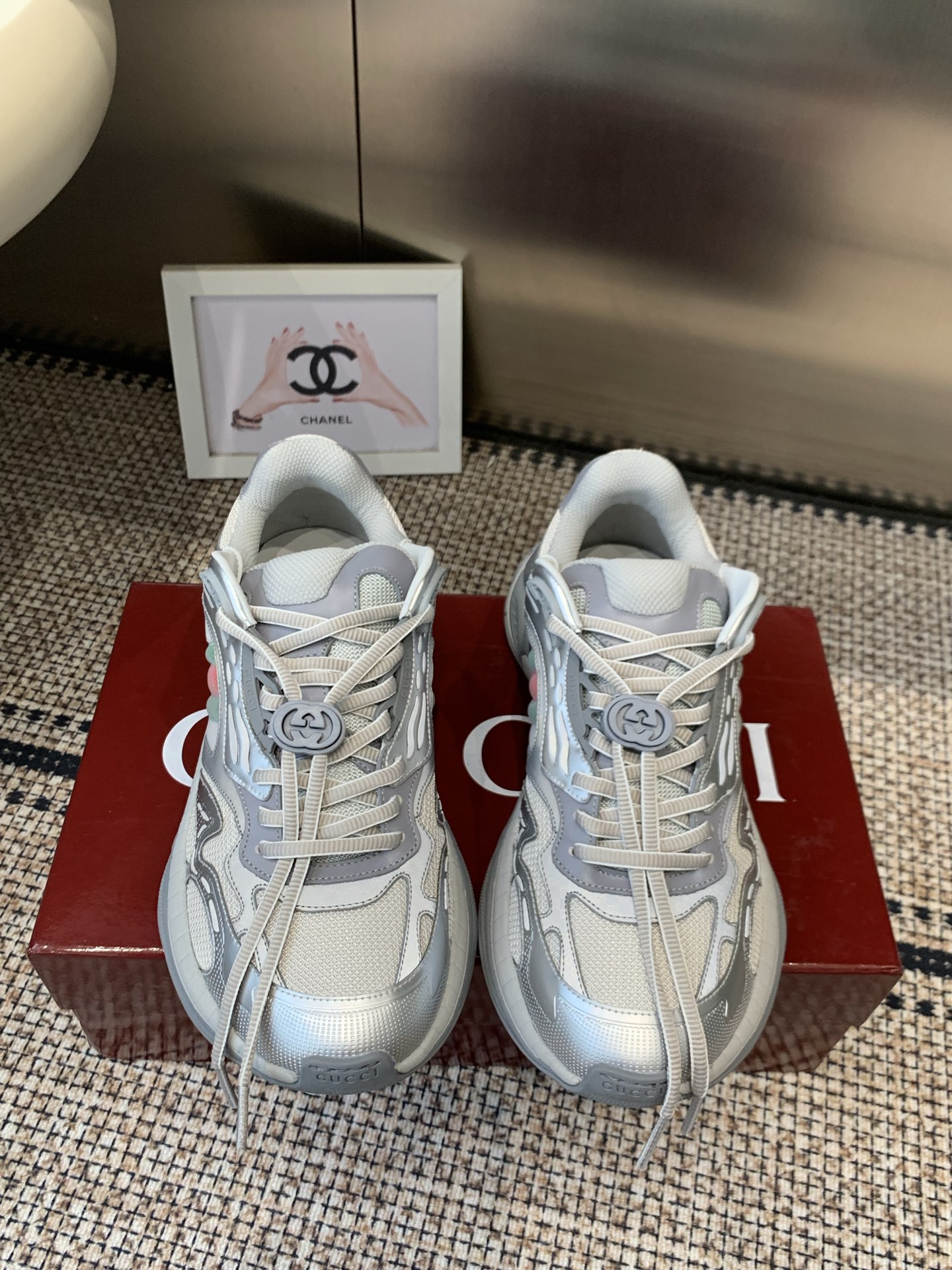 NO:868506,Men's Gucci 2.0 is the latest dad shoe sneaker... This sports running shoe will be the last song of a generation. It adopts technological mesh/3D printing technology, EVA shock-absorbing midsole/built-in carbon plate, TPU combination outsole (approximately 4cm height increase), thick sole to perfectly show the posture... The foot feels super invincible, sporty and comfortable, casual and versatile, men's size 39-45, dad shoes, gucci, sneakers19860909男款Gucci 2.0 最新款 老爹鞋 运动鞋… 这款运动跑鞋又将是一代绝唱 采用科技网面/3D打印技术 EVA减震中底/内置碳板 TPU组合大底（约4cm增高）厚底完美呈展姿态…… 脚感超级无敌好 运动舒适 休闲百搭 码数男款39—45,老爹鞋,gucci,sneakers,Women's Shoes
