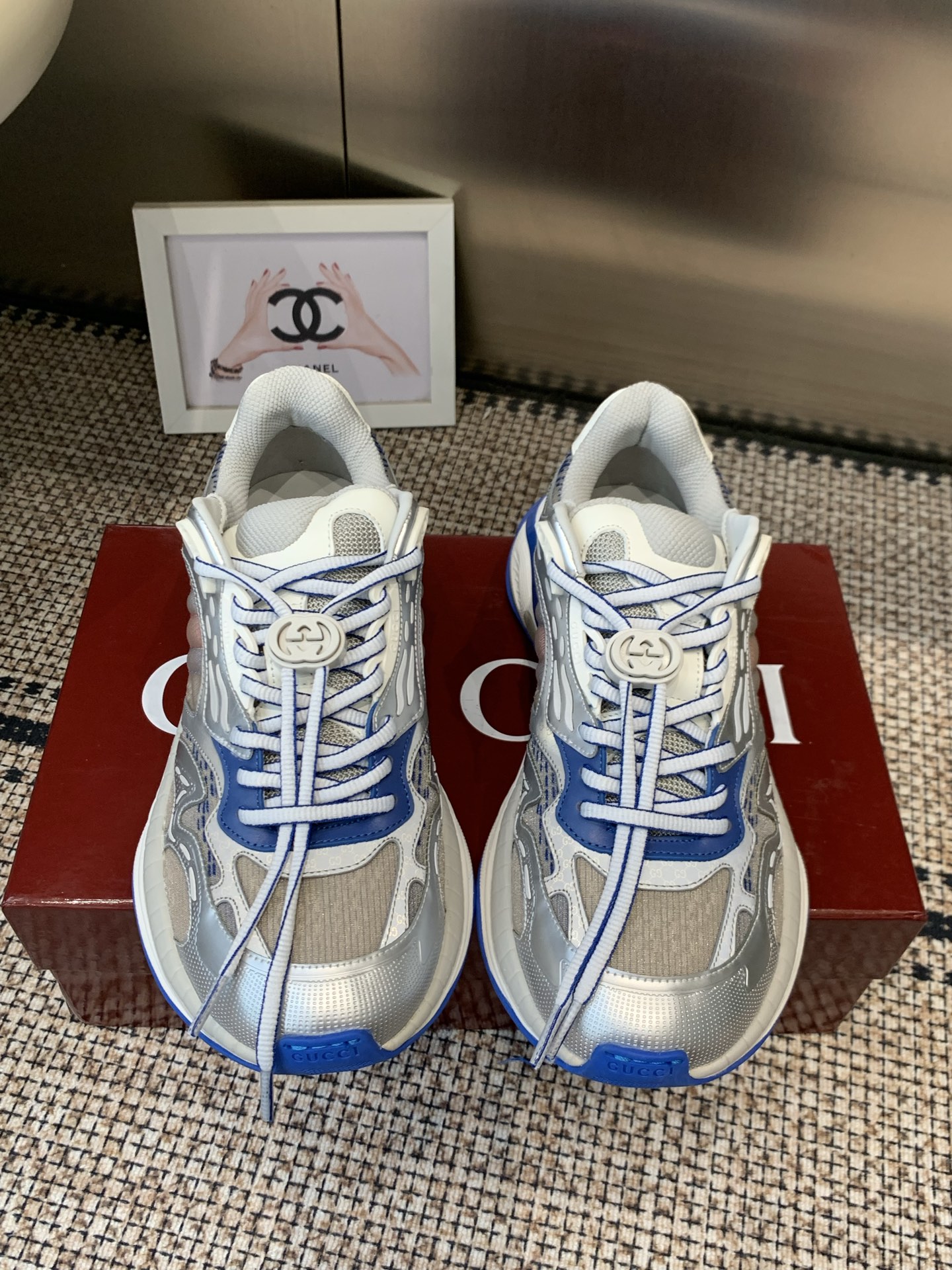 NO:868514,Gucci 2.0 is the latest dad shoe sneaker... This sports running shoe will be the last song of a generation. It adopts technological mesh/3D printing technology, EVA shock-absorbing midsole/built-in carbon plate, TPU combination outsole (approximately 4cm height increase), thick sole to perfectly show the posture... The foot feels super invincible, sporty and comfortable, casual and versatile. Sizes for women are 35-40, men's models are 39-45, dad shoes, gucci, sneakers19860909Gucci 2.0 最新款 老爹鞋 运动鞋… 这款运动跑鞋又将是一代绝唱 采用科技网面/3D打印技术 EVA减震中底/内置碳板 TPU组合大底（约4cm增高）厚底完美呈展姿态…… 脚感超级无敌好 运动舒适 休闲百搭 码数女款35-40 男款39—45,老爹鞋,gucci,sneakers,Women's Shoes