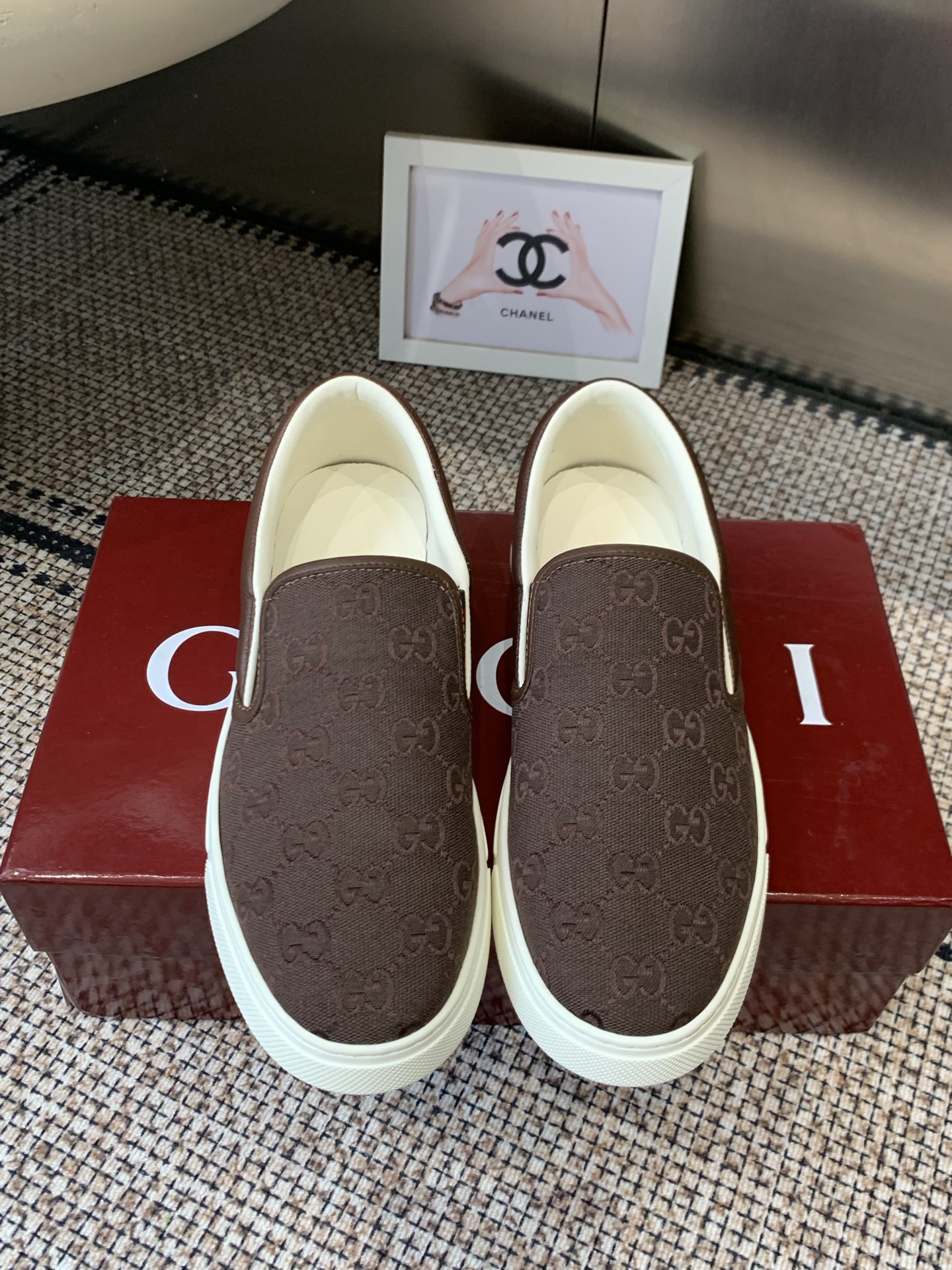 NO:868418,Gucci's latest casual sneakers, a market-exclusive version, a collision of classics and fashion. The upper cleverly combines leather and the iconic presbyopic pattern. It is highly recognizable. The exquisite Gucci logo embellishes the details to highlight the luxurious texture. The thick-soled design adds a sense of fashion and also brings a comfortable wearing experience. Whether you are strolling on the street or traveling through the city, it can make you easily become the focus. Size female 35-40 male 39-45 (female 40, male 45 custom-made), loafers, gucci, loafers19860909Gucci 最新款休闲板鞋 市场独家版本 经典与时尚的碰撞 鞋面巧妙融合皮革与标志性老花图案 辨识度拉满 精致的Gucci标识点缀细节 彰显奢华质感 厚底设计增添潮流感的同时,还带来舒适的穿着体验 无论是漫步街头还是穿梭都市 它都能让你轻松成为焦点 码数女35-40 男39-45（女40 男45定做）,乐福鞋,gucci,loafers,Women's Shoes
