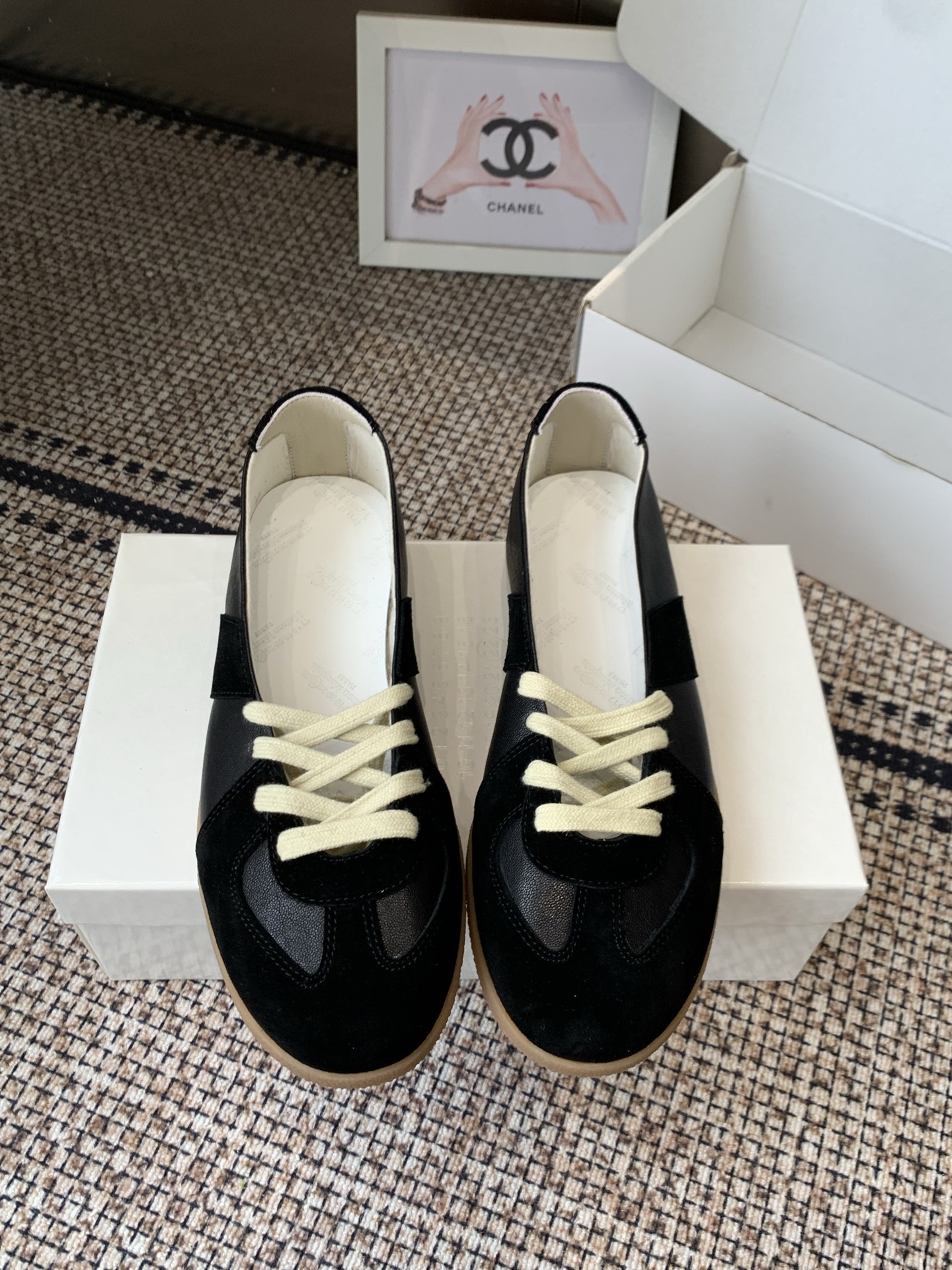 NO:868408,Maison Margiela MM6 Margiela 26ss new summer ballet moral training shoes. This ballet style moral training shoe is based on the brand's iconic soft elements. It cleverly combines the retro moral training shoe shape with the light lines of ballet shoes. It has a relaxed and high-end atmosphere. Match it with a variety of styles and inject just the right sense of sophistication into the shape. Sheepskin/cow suede upper, sheepskin lining, original molded outsole, size 35-41 (40)  41 custom-made), single shoes, masion margiela, masion margiela, sheepskin19860909Maison Margiela MM6马吉拉 26ss夏季新款 芭蕾德训鞋 这款芭蕾风德训鞋 以品牌标志性的柔美元素为基底 将复古德训鞋型与芭蕾鞋的轻盈线条巧妙融合 自带松弛又高级的氛围感 搭配上它适配多种风格 为造型注入一抹恰到好处的精致感 鞋面羊皮/牛反绒 内里羊皮 原版开模大底 码数35-41（40 41定做）,单鞋,masion margiela,masion margiela,sheepskin,Women's Shoes