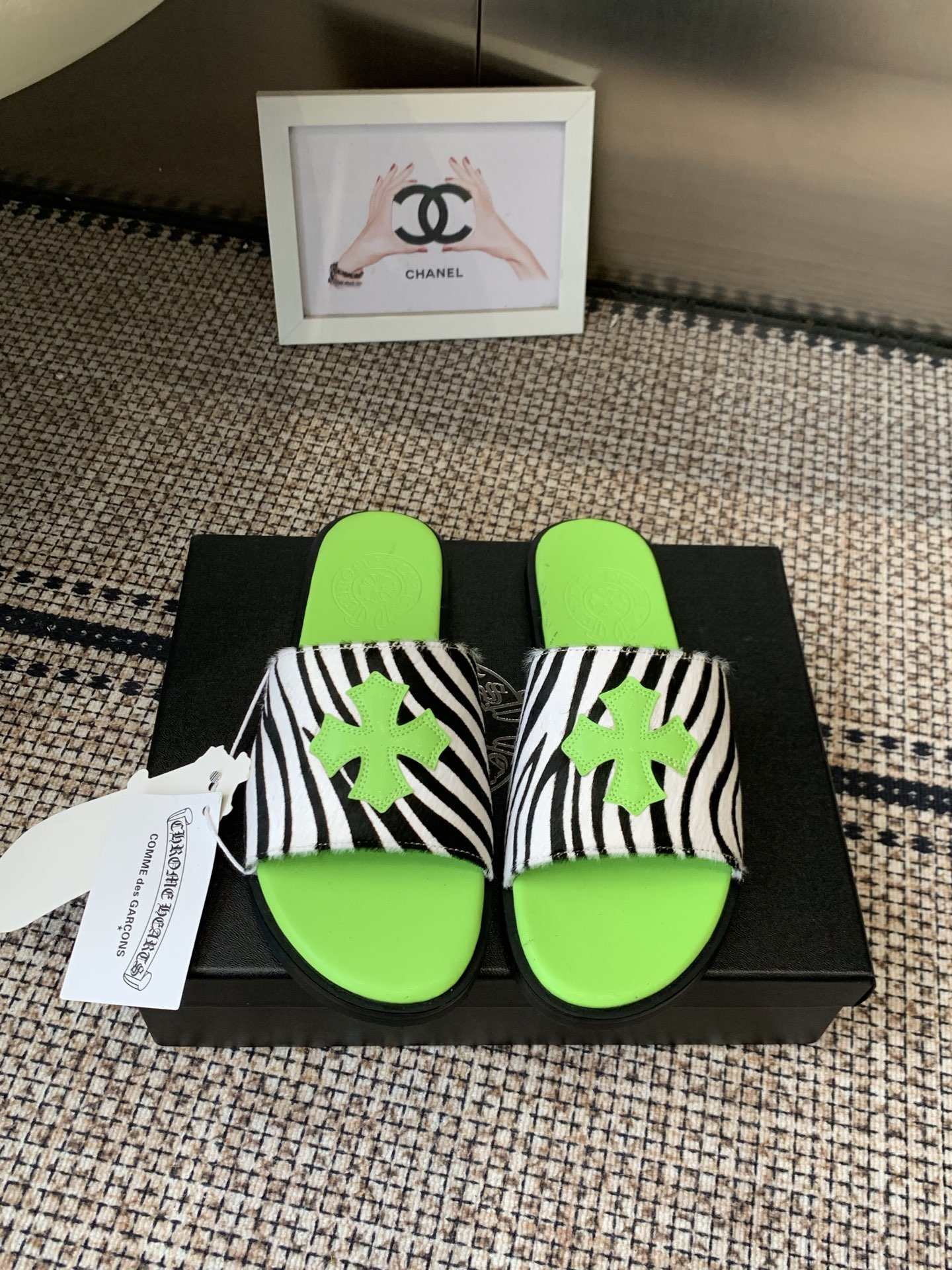 NO:868398,Purchasing agent Comehearts Chrome Hearts 2026 Spring and Summer New Style Flat Slippers The most popular lazy slippers this summer, Korean version of the trendy summer fashion half slippers. High-end and classy, ​​more suitable for lazy people. You can put them on with just one step without having to move your hands. It is convenient and fast. Size 35-44, slippers, chrome hearts, slippers19860909代购级 Comehearts 克罗心2026春夏新款 平底 一字拖鞋 今夏最流行的懒人拖鞋,韩版潮流夏季时尚半拖 高端大气上档次外,更适合懒人族们,一脚蹬就穿好了,都不用动下手,方便快捷 Size 35-44,拖鞋,chrome hearts,slippers,Women's Shoes