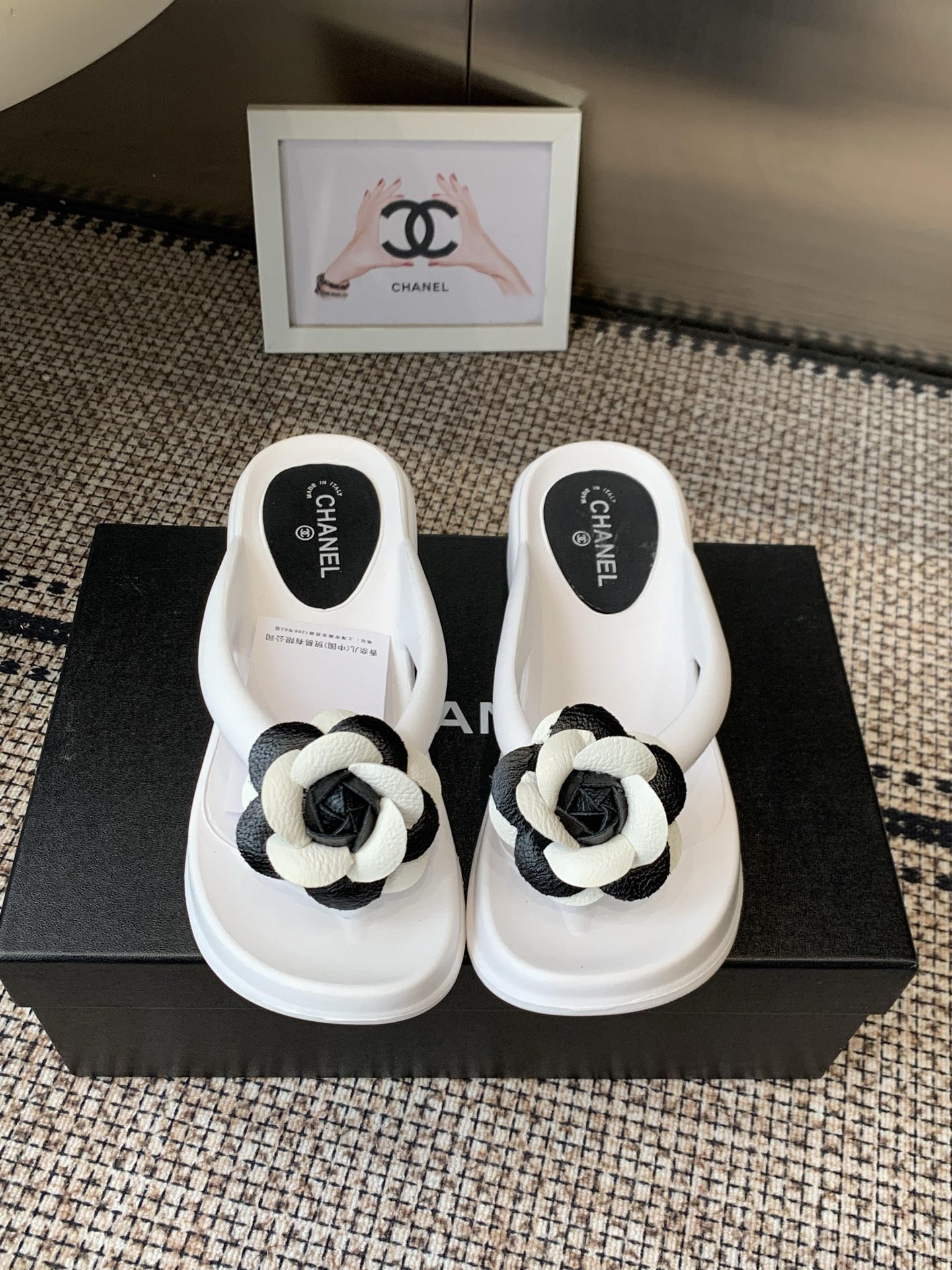 NO:868386,Purchasing agent Chanel Chanel 26ss, the most popular lazy slippers this summer, Korean style trendy summer fashion flip-flops, high-end and classy, ​​more suitable for lazy people, no need to use hands, convenient and fast size: 35-42 sizes are too small. It is recommended to go up one size, split-toe shoes, chanel, chanel, slippers19860909代购级 Chanel香奈儿26ss今夏最流行的懒人拖鞋,韩版潮流夏季时尚人字拖鞋 高端大气上档次外,更适合懒人族们,都不用动下手,方便快捷 size: 35-42 码偏小 建议拍大一码,分趾鞋,chanel,chanel,slippers,Women's Shoes