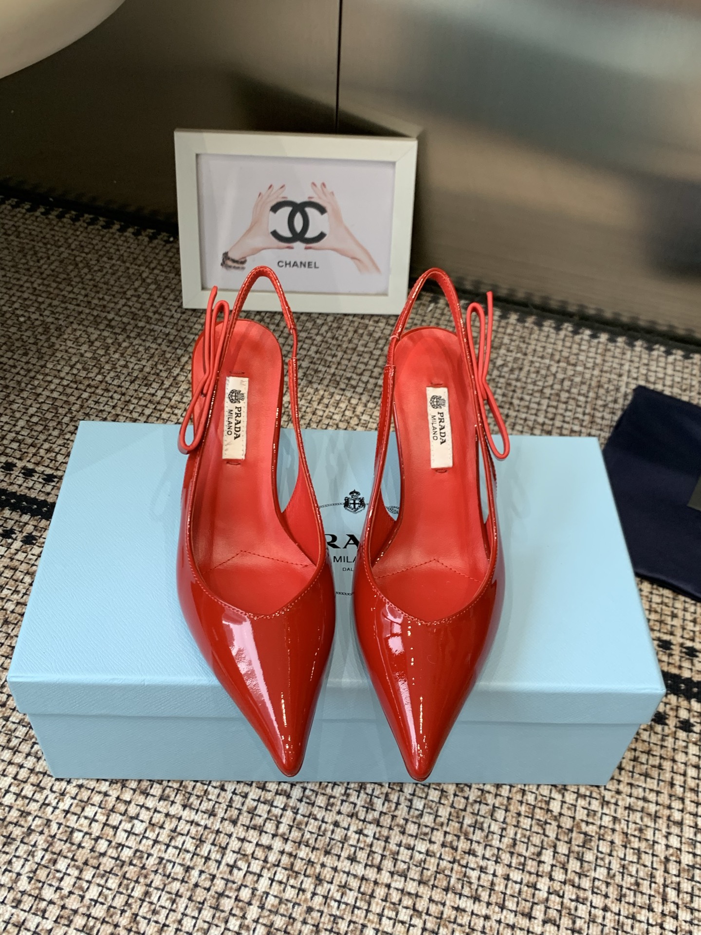 NO:868448,Purchasing agent level PRAD*26ss summer new pointed toe bow strap high heel sandals. This pointed toe strap high heel sandal from PRADA is based on the brand's iconic avant-garde aesthetics to create a shoe item with both a capable aura and exquisite texture.  The design adopts a sharp pointed silhouette, with clean lines and a self-modifying effect on the foot shape. The bow element on the shoe body adds a soft element, complementing the design of the back strap, taking into account both the sense of style and the convenience of putting on and taking off. The brand logo is printed on the inside of the shoe, which low-key highlights the brand style and is suitable for different wearing scenarios. The upper is cow patent leather and the inner lining is sheepskin. Outsole is genuine leather.  Size 35-39 (34.40.41.42 sizes are customized and non-refundable) Heel height 5.5cm 7.5cm, high heels and sandals, prada, sandals, high heels, sheepskin, Leather soles19860909代购级 PRAD*26ss夏季新款尖头蝴蝶结后绊带高跟凉鞋 这款来自PRADA的尖头后绊带高跟凉鞋,以品牌标志性的先锋美学为基底,打造出兼具干练气场与精致质感的鞋履单品. 设计上采用利落的尖头廓形,线条干净利落,自带修饰脚型的效果,鞋身的蝴蝶结元素增添了柔美元素,与后绊带的设计相得益彰,兼顾了造型感与穿脱便利性.鞋内印有品牌标识,低调彰显品牌格调,适配不同穿搭场景. 鞋面牛漆皮 内里羊皮 大底真皮大底 size35-39码（34.40.41.42码定制不退换） 跟高5.5cm 7.5cm,高跟鞋凉鞋,prada,sandals,high heels,sheepskin,Leather soles,Women's Shoes