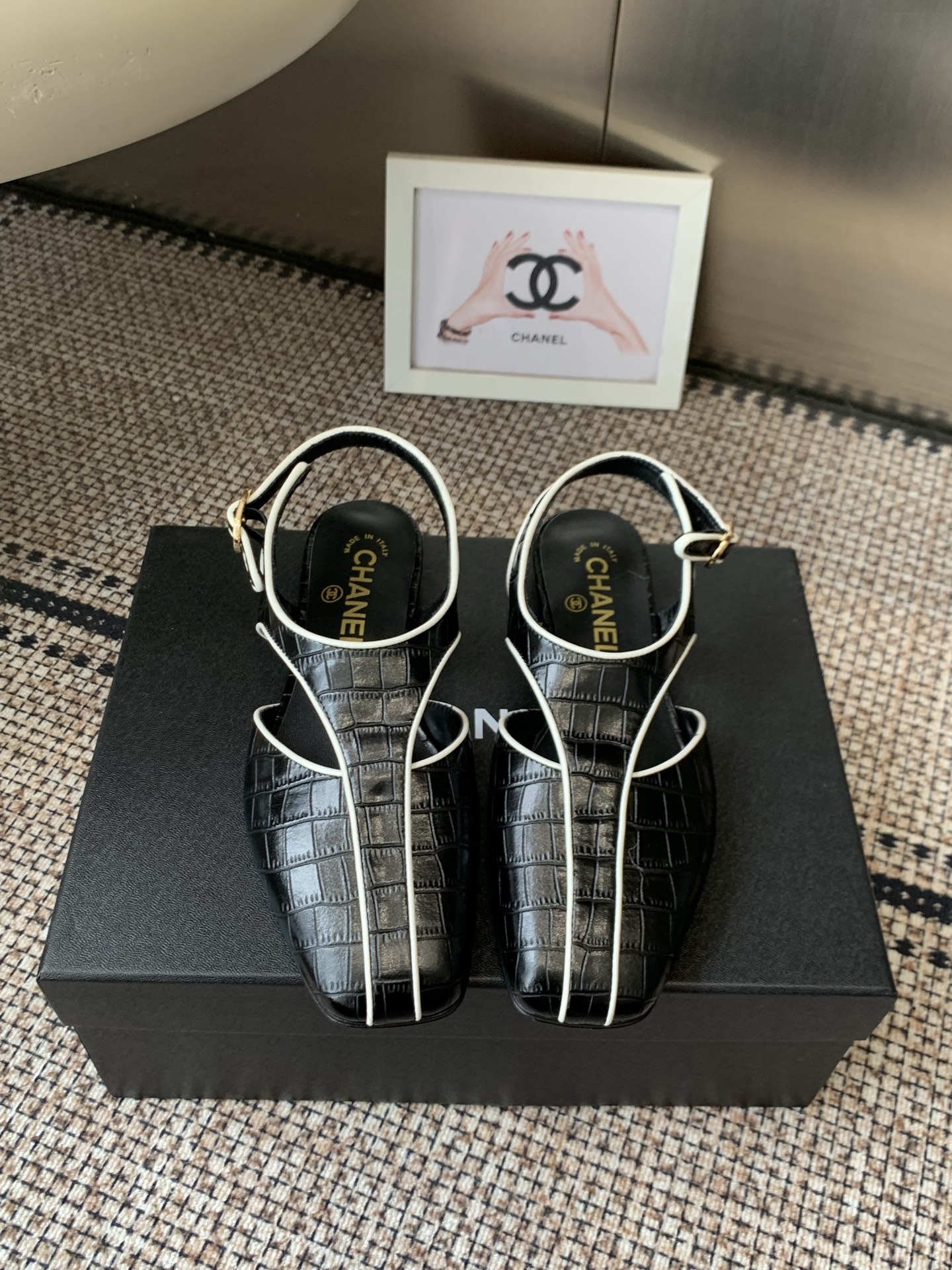 NO:868458,CHANEL Chanel 2026 Chanel early spring hot-selling Mary Jane toe-toe sandals, a perfect self-reserved style, much more comfortable than the classic Slingback, every color is very whitening on the feet, and a popular little fragrance. Material embossed cowhide, original sheepskin lining, genuine leather outsole, size 35-39 (40  41 Customized (non-refundable and non-exchangeable), high heels and sandals, chanel, chanel, sandals, mary jane, high heels, cowhide, sheepskin, Leather soles19860909CHANEL 香奈儿 2026香奈儿早春爆品玛丽珍包头凉鞋鞋 妥妥的自留款 比经典款Slingback舒服太多啦 每个颜色上脚都很显白 的显白利器 又是火爆的小香 材质压纹牛皮 原版内里羊皮 真皮大底 码数35-39(40 41定做不退不换),高跟鞋凉鞋,chanel,chanel,sandals,mary jane,high heels,cowhide,sheepskin,Leather soles,Women's Shoes