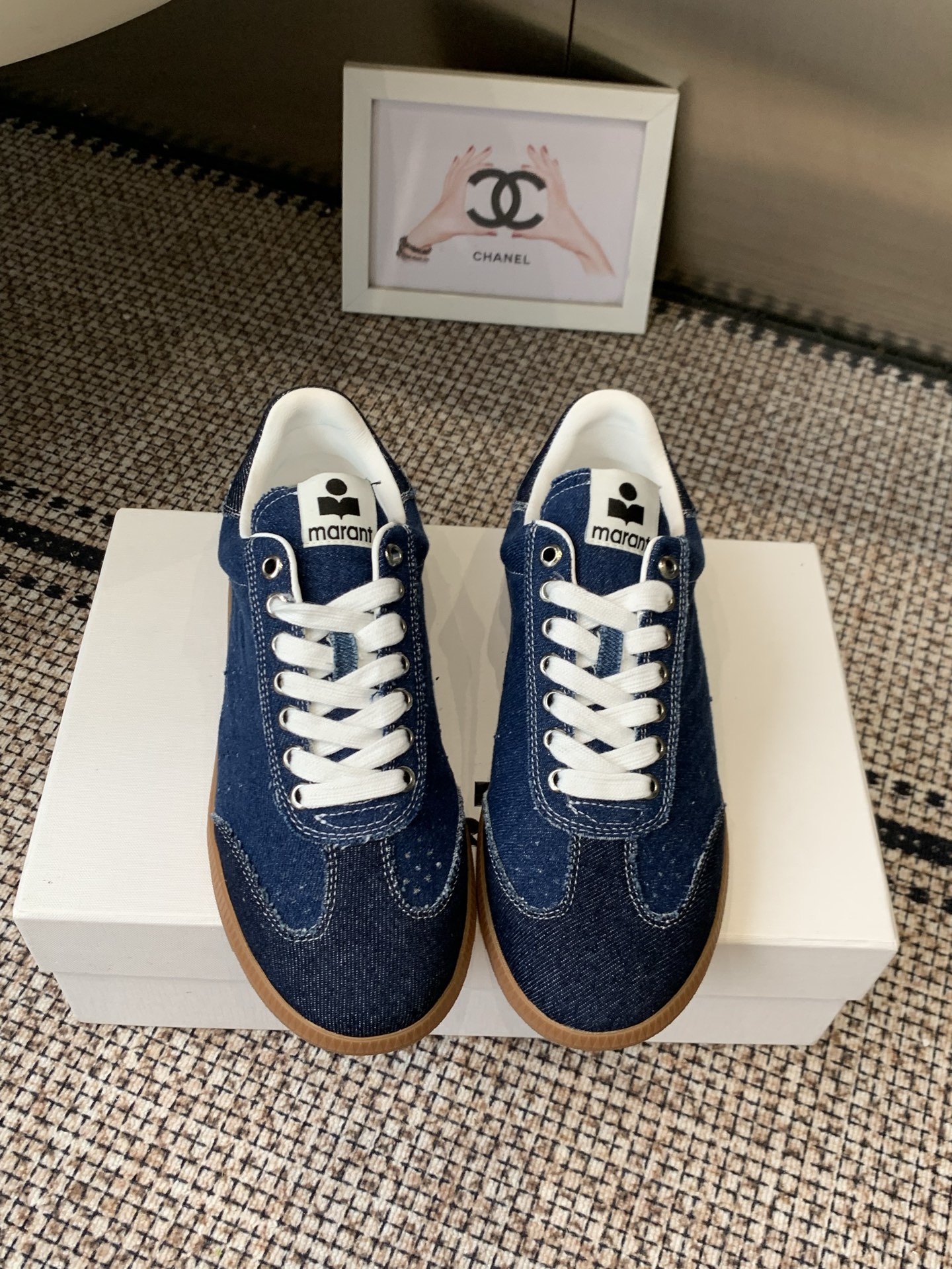 NO:868427,ISABEL MARANT 2026 spring and summer latest SENNY LOW casual shoes moral training shoes low-top sports shoes with round toe design and lace-up closure, integrated with multi-material splicing such as perforated suede, padded ankle collar at the ankle, patches on the sides, lined with leather insole and lining, with rubber outsole, taking into account both comfort and wear resistance. Size: 35-40 (customized in 40), casual shoes/sports shoes, sneakers19860909ISABEL MARANT 2026春夏最新款SENNY LOW 休闲鞋 德训鞋  低帮运动鞋采用圆头设计与系带开合 融合穿孔绒面皮等多材质拼接 脚踝处配填充踝领 侧面饰有贴片 内衬皮质鞋垫与衬里 搭配橡胶外底 兼顾舒适与耐磨 码数: 35-40（40定做）,休闲鞋/运动鞋,sneakers,Women's Shoes
