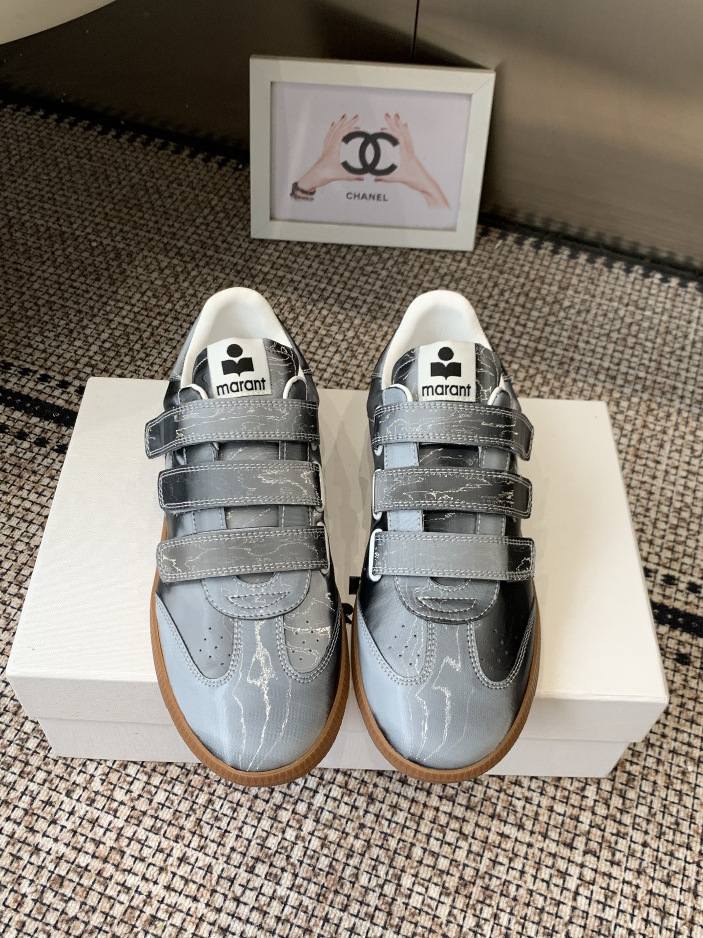 NO:868439,Isabel Marant 26ss Spring and Summer New Velcro Low-top Sports Shoes Casual Shoes Three wide-width Velcro fasteners Easy to put on and take off and can accurately fit different foot shapes Both practical and recognizable The rubber binding on the edges of the shoes and the stitching of the insoles are hand-made and distressed Natural rubber outsole is non-slip and wear-resistant and has a retro matte texture Low-top shoes can be adapted to a variety of pants styles The Velcro design weakens the sense of movement and can create street style  Can also be integrated into the 'old money style' dressing scene. Upper cowhide/cow suede, lining sheepskin, rubber outsole, size 35-40 (40 customized), casual shoes/sports shoes, sneakers, cowhide, sheepskin19860909Isabel Marant 26ss春夏新款 魔术贴 低帮运动鞋 休闲鞋 三条宽幅魔术贴固定 穿脱便捷且能精准贴合不同脚型 兼具实用性与辨识度 鞋边的橡胶包边、鞋垫的缝线均采用手工做旧处理 采用天然橡胶大底 防滑耐磨且自带复古哑光质感 低帮鞋型可适配多种裤型 魔术贴设计弱化了运动感 既能打造街头风 也能融入“老钱风”穿搭场景 鞋面牛皮/牛反绒 内里羊皮 橡胶大底 码数35-40（40定做）,休闲鞋/运动鞋,sneakers,cowhide,sheepskin,Women's Shoes