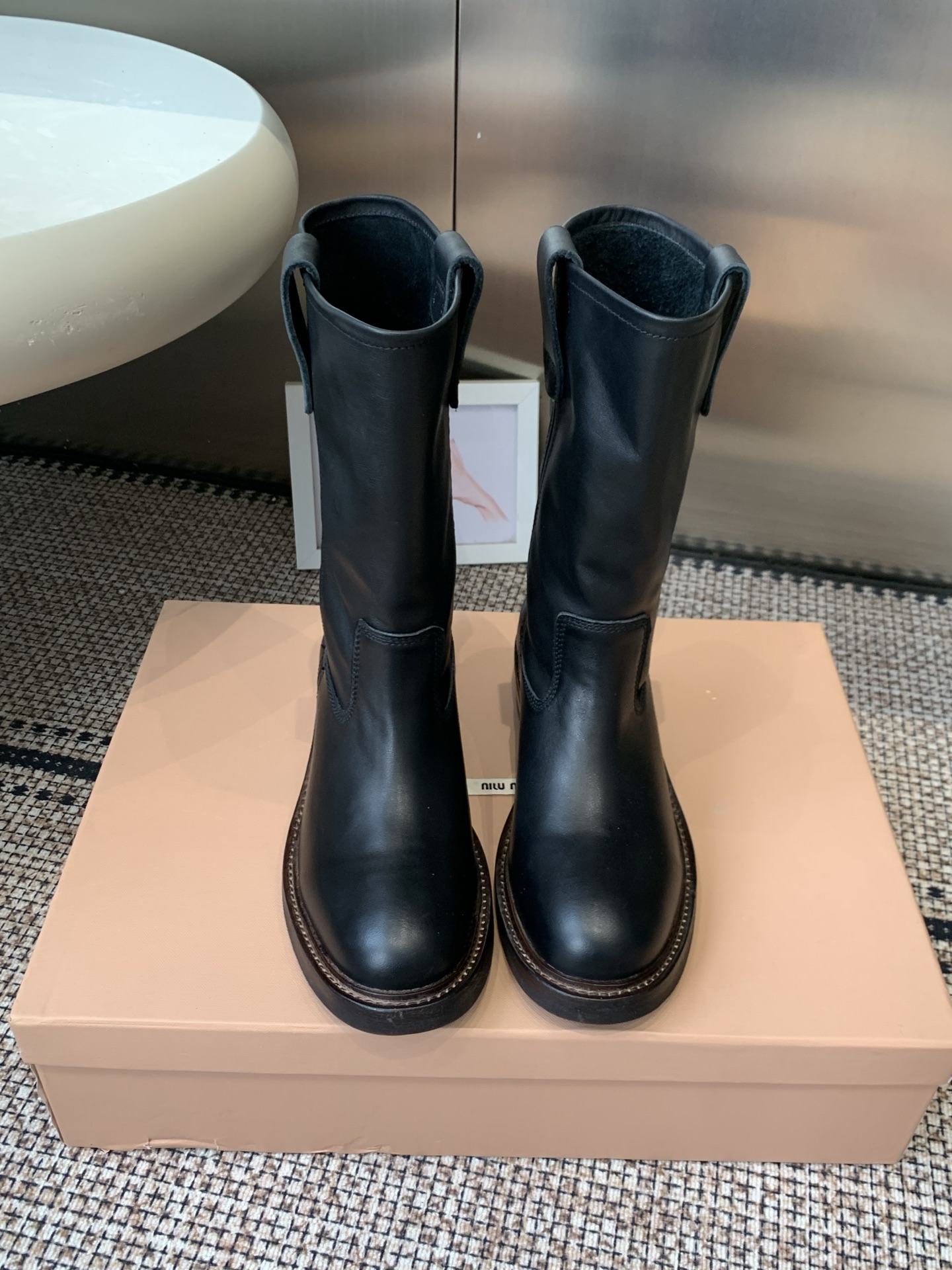 NO:870095,Miu Miu Miu Miu's latest style distressed retro mid-calf boots. This pair of boots has a retro relaxed feel and is highly adaptable. The upper is made of the brand's iconic hand-washed and rubbed distressed leather. It is hand-polished and faded to create a natural retro distressed texture. The texture and color of each pair are unique. The more time you wear, the more 'paste' tastes. The caramel yellow gradient color effect is particularly prominent. It has an American retro atmosphere. The design of the boot shape is a classic western boot.  The silhouette of the mid-calf is neat and versatile. The pull-tab design at the top of the boot shaft is convenient for putting on and taking off, and also adds a sense of workwear detail. Original open mold combination outsole. Size 35-40 (40 customized, non-refundable), boots, miumiu, boots19860909Miu Miu缪缪 最新款 做旧 复古中筒靴 这双靴自带复古松弛感 适配性极强 鞋面采用品牌标志性的手工水洗 擦色做旧皮革 通过手工打磨 褪色处理 打造出自然的复古做旧质感 每一双的纹理和色泽都是独一无二的 越穿越有“包浆”的味道 焦糖黄的渐变擦色效果尤为突出 自带美式复古氛围 靴型经典西部靴的设计 中筒的廓形利落又百搭 靴筒顶部的拉环设计既方便穿脱 也增添了工装细节感 原版开模组合大底 码数35-40（40定做不退换）,靴子,miumiu,boots,Women's Shoes