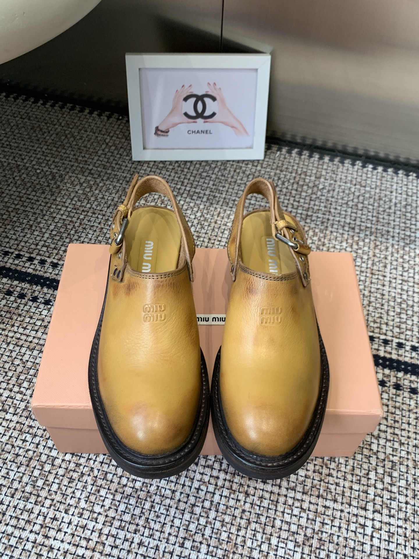 NO:870066,MiuMiu Miu Miu's latest style distressed contrasting cow leather buckle mule shoes. This pair of shoes has a retro college style and relaxed workwear feel. It is highly adaptable. The upper is made of specially distressed cowhide with a retro and distressed texture. It will form a unique patina effect as it is worn. The coloring effect of the yellow and brown model is particularly outstanding. It is the first choice for retro lovers. Adjustable buckle on the heel.  It takes into account the casualness of mules and the wrapping feeling of leather shoes. It is easy to put on and take off, and also adds tough details of workwear style to the shoe shape. The original molded combination outsole size is 35-40 (custom-made 40 non-refundable), sandals, miumiu, sandals, cowhide19860909MiuMiu 缪缪 最新款 做旧撞色牛皮革 搭扣 穆勒鞋 这双鞋自带复古学院风和松弛工装感 适配性极强 鞋面采用经过特殊做旧处理的牛皮 自带复古做旧的质感 随着穿着还会形成独有的包浆效果 越穿越有味道 黄棕款的擦色效果尤为突出 是复古爱好者的首选 后跟的可调节搭扣 兼顾了穆勒鞋的随性与皮鞋的包裹感 穿脱方便的同时 也为鞋型增添了工装风的硬朗细节原版开模组合大底码数35-40（40定做不退换）,凉鞋,miumiu,sandals,cowhide,Women's Shoes