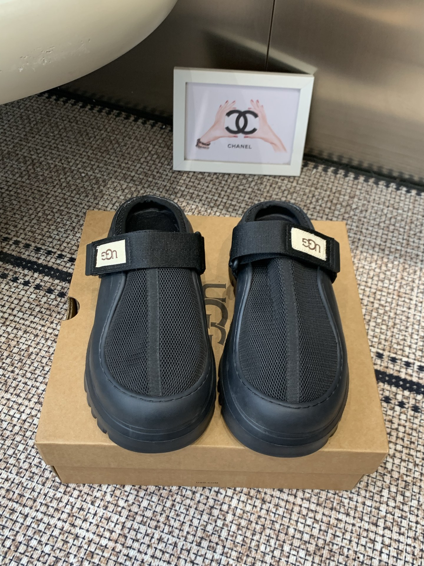 NO:870075,UGG's new half-packed thick-soled slippers. Hanni has the same thick-soled slippers. I love them so much. They are very light and easy to wear. When paired with socks, they have a super-sweet girly feel. Dopamine color. Velcro design fits the instep better. Full of vitality. Really super girly. Fall in love at first sight. Original upper material, original outsole. Soft and comfortable on the feet. Versatile, your legs will grow longer in seconds. A must-have item for summer.  Size 35-44, sandals, sandals, slippers, socks19860909UGG 新款半包厚底拖鞋 hanni同款厚底太爱了 又特别轻便好穿 搭配袜子有种甜度超标少女感 多巴胺色系 魔术贴设计 更贴合脚背 活力感拉满 真嘟超级少女 一眼沦陷 鞋面原版材质,原版大底 脚感软糯舒适 百搭 秒变大长腿 夏日必备单品 码数35-44,凉鞋,sandals,slippers,socks,Women's Shoes