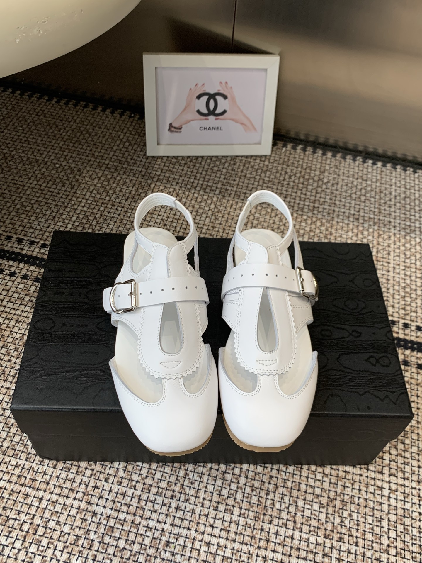 NO:870084,Dries Van Noten 26ss spring and summer new retro square-toe Mary Jane sandals. The square-toe shoe shape is equipped with a T-shaped hollow design. The edges are embellished with exquisite locking details. It is equipped with an adjustable metal buckle. It has a retro college style. The overall lines are neat and soft with a sense of age. It can be easily adapted to a variety of styles, whether commuting or leisure travel. Upper cowhide, lining sheepskin, original open-molded rubber outsole, size 35-41 (40)  41 Customized (non-refundable), sandals, sandals, mary jane, cowhide, sheepskin19860909Dries Van Noten 26ss春夏新款复古方头玛丽珍后空凉鞋 方头鞋型搭配T型镂空设计 边缘点缀精致锁边细节 搭配可调节金属搭扣 自带复古学院风调性 整体线条利落又带着柔和质感 自带减龄感 无论是通勤还是休闲出行 都能轻松适配多种穿搭风格 鞋面牛皮 内里羊皮 原版开模橡胶大底 码数35-41（40 41定做不退换）,凉鞋,sandals,mary jane,cowhide,sheepskin,Women's Shoes