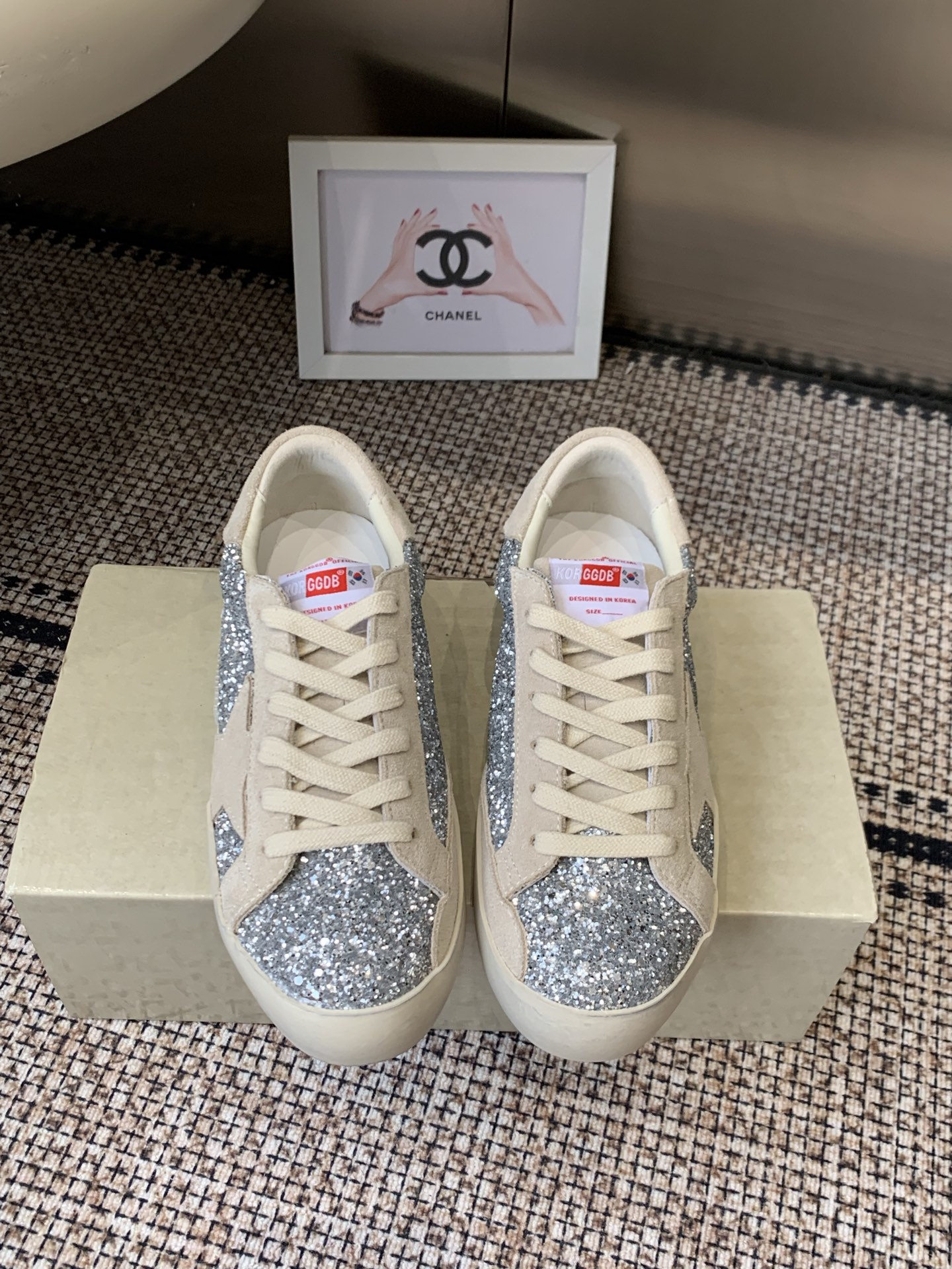 NO:870057,GGDB 26ss summer new casual star sneakers come with the brand's iconic distressed texture. The shoe body lines are neat and simple. The star logo and retro color matching collide with each other to create a relaxed street atmosphere. With inner height increase, small people can easily control it. They can be matched with jeans, sports pants or casual suits. They can be easily worn for a casual daily sense of luxury. Suitable for commuting or traveling. Upper cowhide/cow suede, lining cowhide, original molded outsole  Size 35-40 (women's 40 custom-made, non-returnable), casual shoes/sports shoes, sneakers, jeans, business suit, cowhide19860909GGDB 26ss夏季新款休闲星星板鞋 自带品牌标志性的做旧质感 鞋身线条利落简约 星星标识与复古配色碰撞出松弛的街头氛围.带有内增高小个子也能轻松驾驭 搭配上不挑风格 牛仔裤、运动裤或是休闲西装都能适配 轻松穿出随性的日常高级感 不管是通勤还是出游都很合适 鞋面牛皮/牛反绒 内里牛皮 原版开模大底 码数35-40（女40定做不退换）,休闲鞋/运动鞋,sneakers,jeans,business suit,cowhide,Women's Shoes