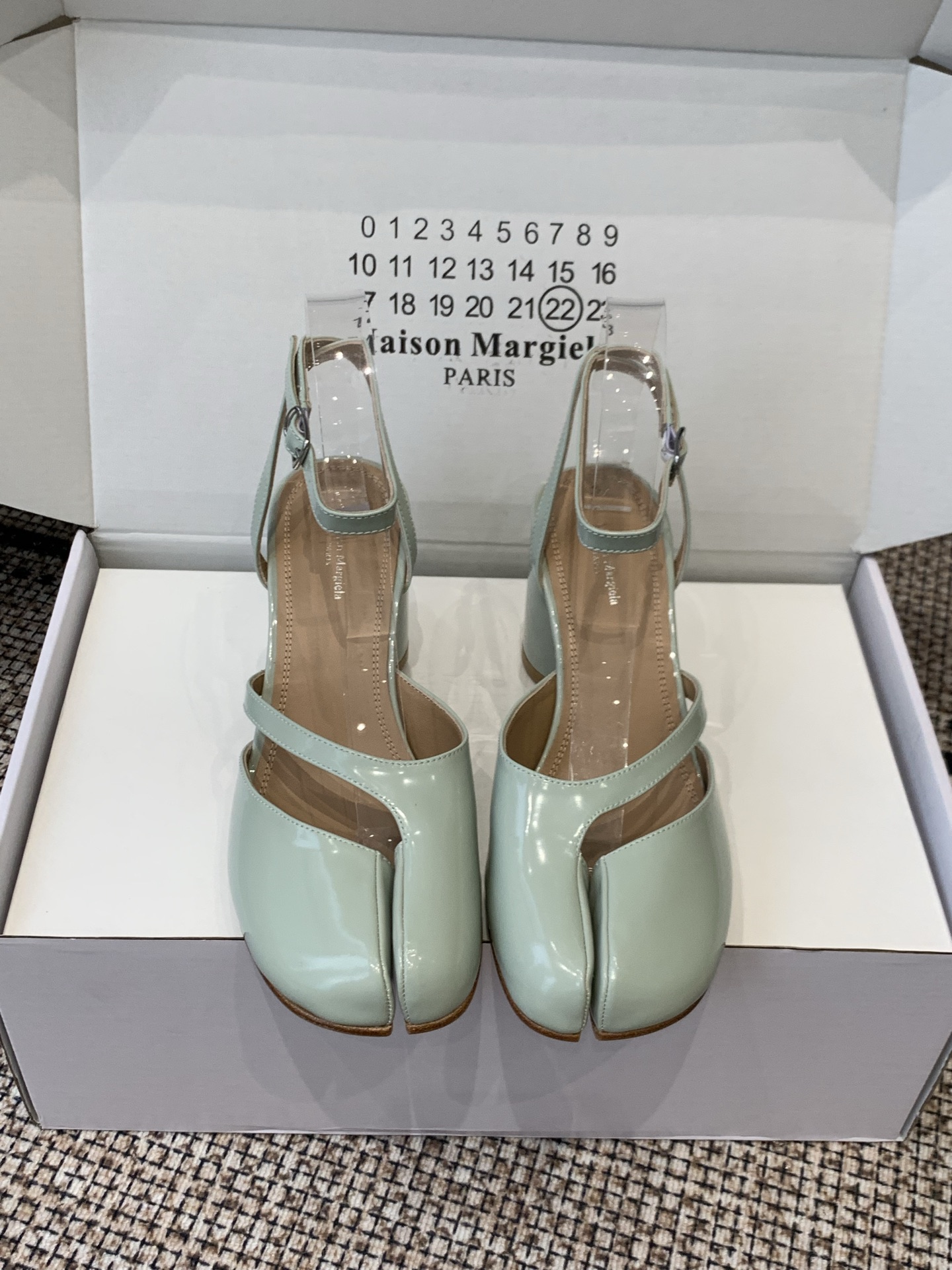 NO:870047,Maison Margiela MM6 Margiela 2026ss new summer high-heeled split-toe sandals. They are comfortable and easy to wear. The upper feet are white. They look good no matter how you wear them. This summer's fashionista's favorite. The world's most popular split-toe sandals. Appeared on the covers of major fashion magazines. Used by celebrities from all over the world. Used by Xiaohongshu bloggers ~ with long skirts and hot pants. You will not regret it if you close your eyes. The upper is original custom-made open-edge beaded cowhide and the lining is imported sheepskin.  Genuine leather outsole imported from Italy, size 35-40 (40.41 custom-made, non-refundable), split-toe shoes, masion margiela, masion margiela, sandals, skirts, cowhide, sheepskin, Leather soles19860909Maison Margiela MM6马吉拉 2026ss新品夏季高跟分趾鞋凉鞋  舒适又好穿 上脚显白 怎么穿都好看 今夏时髦精最爱 全球最火分趾凉鞋 出现在各大时装杂志封面各路明星 小红书博主着用～搭配长裙 热裤的不二选择 闭眼入都是不会后悔 鞋面原版定制开边珠牛皮 内里进口羊皮 意大利进口真皮大底 码数35-40（40.41定做不退换）,分趾鞋,masion margiela,masion margiela,sandals,skirts,cowhide,sheepskin,Leather soles,Women's Shoes