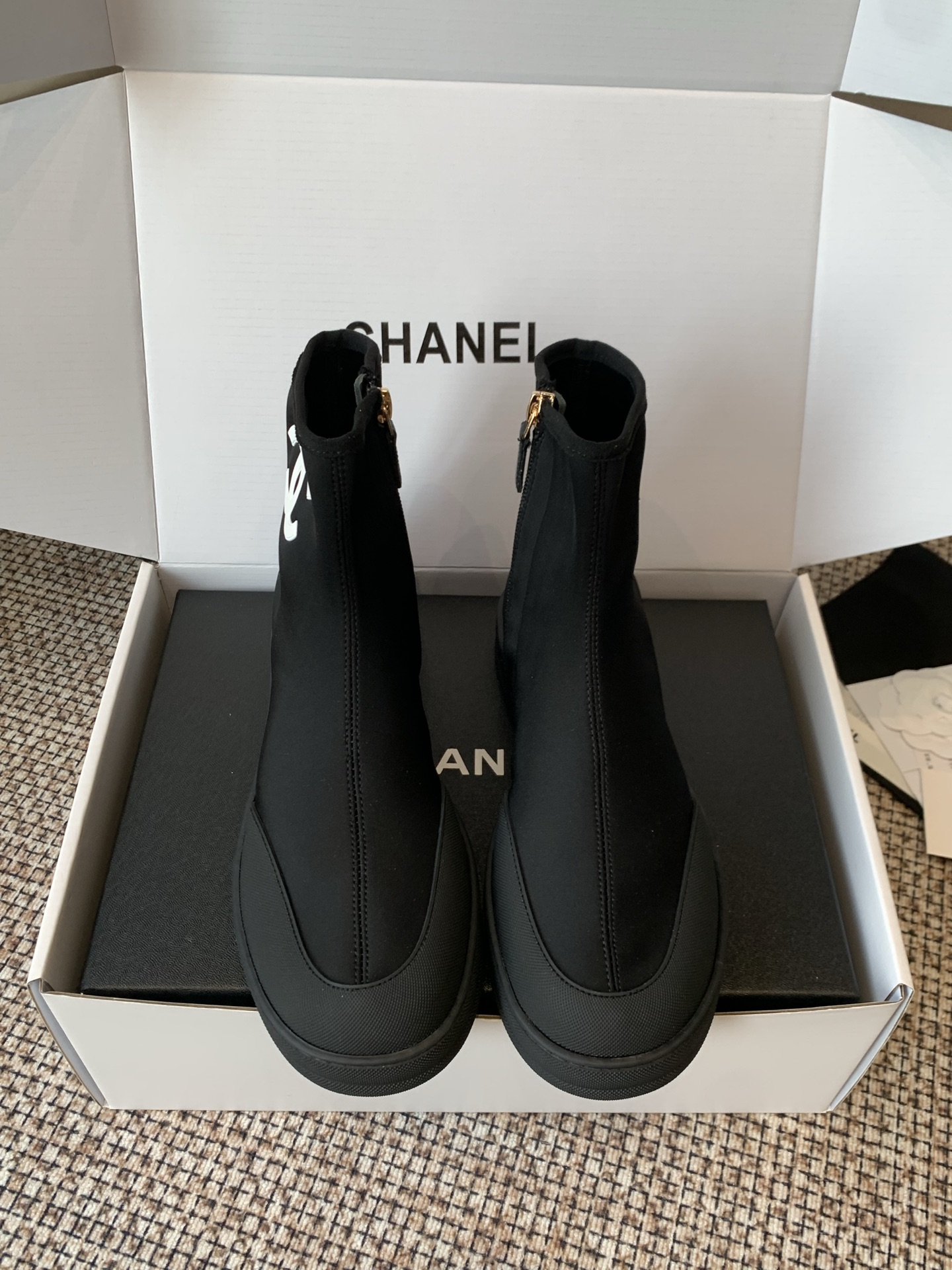 NO:870027,CHANEL Chanel 26ss new stretch fabric short boots combine casual style and classic luxury to reshape the new trend of high-tops. Select breathable canvas splicing stretch fabric to fit the ankle line, taking into account both comfort and clean fit. Side zipper design makes it easy to put on and take off. The iconic double C metal logo embellishes the upper of the boot to release brand recognition in a low-key manner. Versatile and easy to switch between street cool and commuter exquisite styles. Use modern design language to interpret the century-old Xiaoxiang aesthetics.  It has become the quality choice for urban women's shoe cabinets. The fabrics are made of original customized materials. The inner pads are all sheepskin. Original molded custom-made non-slip outsole. Size 35-40 (customized for 40), boots, chanel, chanel, boots, sheepskin19860909CHANEL香奈儿26ss新品弹力布短靴 融合休闲格调与经典奢华 重塑高帮新风尚 甄选透气帆布拼接弹力面料 贴合脚踝线条 兼顾舒适与利落版型 侧边拉链设计 穿脱便捷 标志性双C金属徽标点缀靴面 低调释放品牌辨识度 百搭轻松切换街头潮酷与通勤精致风格 以现代设计语言演绎百年小香美学 成为都市女性鞋柜的质感之选 面料采用原版定制材质 内里垫脚均为羊皮 原版开模定制防滑大底 码数35-40（40定做）,靴子,chanel,chanel,boots,sheepskin,Women's Shoes