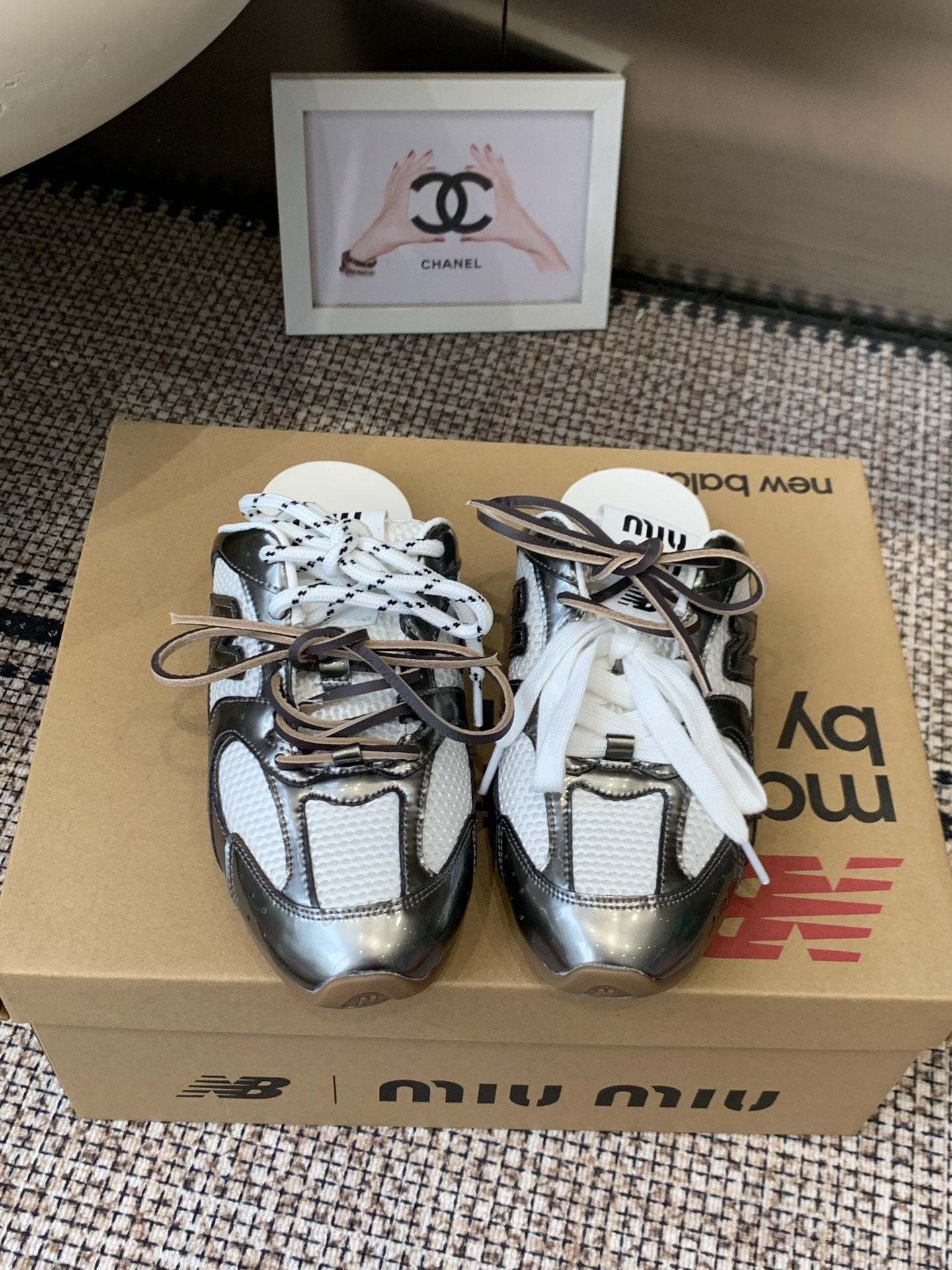 NO:874161,Miu Miu New Balance 530 Miu Miu's latest model for spring and summer, co-branded NB retro mesh sneakers, half drag. This model has been blown up on the Internet. It is super retro. It uses a two-color shoelace style to present the trend elements of the new season. Appropriate 'grubby' means a casual and fashionable attitude. The marks of washing, wear, suede and leather exaggerate the passage of time and convey the concept of past use and love at the moment. Multiple collisions. Upper Imported fetal cow patent leather  Imported metallic cowhide lining, sheepskin, foot pads, breathable mesh, shoelaces, double shoelace design outsole, original molded outsole, size 35-40 (customized for 40), casual shoes/sports shoes, miumiu, sneakers, cowhide, sheepskin, chamois leather19860909Miu Miu New Balance 530 缪缪 春夏最新款 联名款NB复古网面运动鞋 半拖 网上已经吹爆了这个款超级复古 以双色鞋带样式呈现新季的潮流要素-适当“邋遢”就是随性而为的时髦态度,洗涤、磨损、麂皮与皮革的印记 夸张地表达时光的流逝 传递曾经使用与此刻挚爱的概念 多元对撞 鞋面 进口胎牛漆皮 进口金属胎牛皮 内里 羊皮 垫脚透气网布 鞋带 双鞋带设计大底 原版开模大底 码数35-40（40定做）,休闲鞋/运动鞋,miumiu,sneakers,cowhide,sheepskin,chamois leather,Women's Shoes