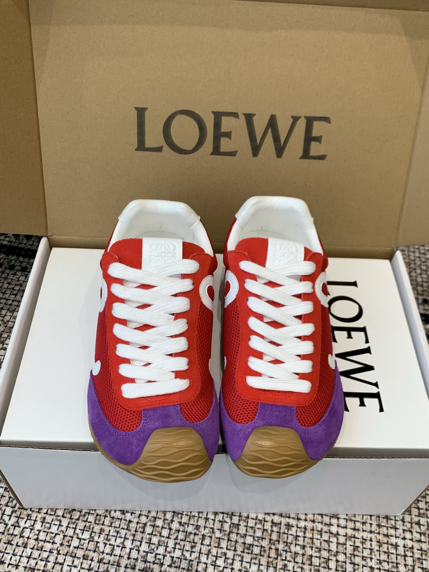 NO:874106,LOEWE 26ss latest catwalk model Ballet Runner 2.0 couple model ballet casual sports shoes virtue training shoes nylon and cow leather sports shoes Asymmetric toe design, sock-like internal structure Light rubber outsole extends to the toe Fabric Original custom imported first-layer cowhide Lining Imported soft sheepskin + mesh sole Original open-molded anti-slip rubber material Bottom thickness Increase the size by 2.5CM  35-45 (female 40, male 45 custom-made), casual shoes/sports shoes, loewe, loewe, sneakers, cowhide, sheepskin19860909LOEWE 罗意威 26ss最新走秀款 Ballet Runner 2.0情侣款 芭蕾 休闲 运动鞋 德训鞋 尼龙和牛皮革运动鞋 不对称鞋头设计、袜状内部结构 轻盈橡胶外底延伸至鞋头 面料 原版定制进口头层牛皮 内里 进口柔软羊皮+网里 鞋底 原版开模防滑橡胶材质 底厚 增高2.5CM 码数 35-45（女40 男45定做）,休闲鞋/运动鞋,loewe,loewe,sneakers,cowhide,sheepskin,Women's Shoes