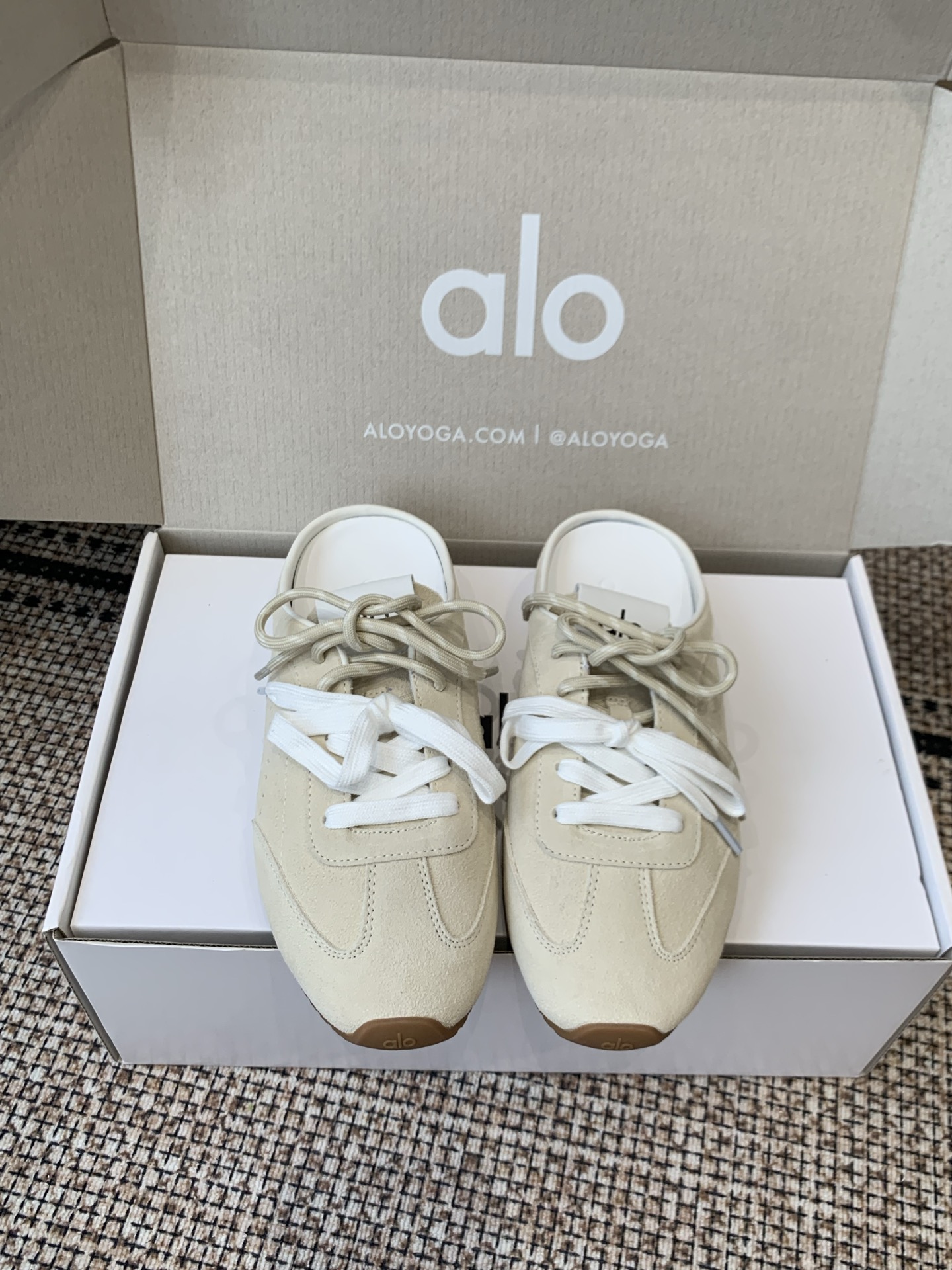 NO:874153,alo 26ss new summer style Dexun sneakers, half-flop. The design continues the classic lines of Dexun shoes, and has been improved for lazy people without a heel and half-flop. The shoe body is made of fine anti-velvet material, which is soft and skin-friendly. The anti-collision wrapping of the toe and smooth splicing routing take into account the retro feel and durability. With 3.5cm inner height increase, small people can wear it with their eyes closed. The double shoelace design is both decorative and can be adjusted according to the foot shape.  Say goodbye to the monotony of ordinary half-drags. The foot feel is completely comfortable. Your feet will not be tired after walking for a long time. The design of half-drags does not require tying shoelaces and is very convenient to put on and take off. The upper is cow suede. The lining is sheepskin. The original molded rubber outsole. The size is 35-44 (45 for women and 45 for men. Custom-made and non-returnable). Casual shoes/sports shoes half-flop, sneakers, sheepskin19860909alo 26ss夏季新款 德训运动鞋 半拖  设计上延续了德训鞋的经典线条 做了无后跟半拖的懒人改良 鞋身采用细腻的反绒材质 触感柔软亲肤 鞋头的防撞包边和流畅的拼接走线 兼顾了复古感和耐用性 带有3.5cm内增高 小个子闭眼入 双鞋带的设计既是装饰也能根据脚型调整松紧 告别普通半拖的单调感 脚感方面完全踩在舒适点上 走路久了也不会累脚 半拖的设计不用系鞋带穿脱超方便 鞋面牛反绒 内里羊皮 原版开模橡胶大底 码数35-44（女40男45定做不退换）,休闲鞋/运动鞋半拖,sneakers,sheepskin,Women's Shoes