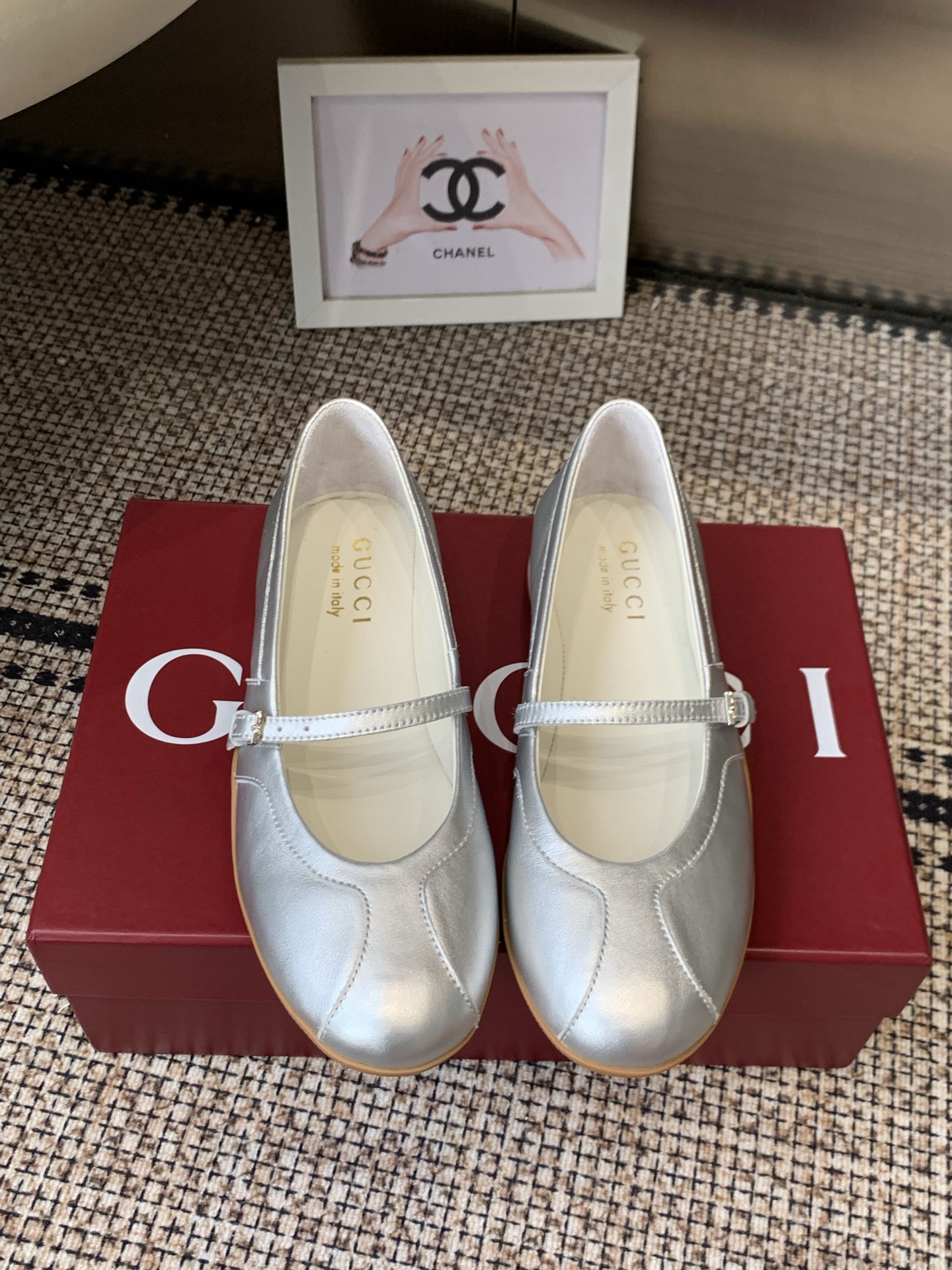 NO:874145,Gucci Gucci 26ss Shift series women's ballet shoes Mary Jane shoes Gucci Shift series is newly launched. The lightweight design reinterprets sports style. The neat silhouette adds a sense of freedom. Exquisite texture is highlighted when moving. The webbing detail is like an endless ribbon running through the entire design. The side stitching details add the finishing touch. Developed one to one from the original version. Washed effect cowhide upper. Two-color Tpu outsole. Size 35-41 (40)  41 custom-made), ballet shoes, gucci, gucci, mary jane, cowhide19860909Gucci 古驰 26ss Shift系列女士芭蕾舞鞋玛丽珍单鞋 Gucci Shift系列全新上市 轻盈设计焕新诠释运动风尚 利落廓形更添自在本色 行动间彰显精致质感 织带细节宛如一道延绵不绝的饰带贯穿于整个设计 侧边缝线细节增添点睛之笔 原版一比一开发 水洗效果牛皮鞋面 双色Tpu大底 码数35-41（40 41定做）,芭蕾舞鞋,gucci,gucci,mary jane,cowhide,Women's Shoes