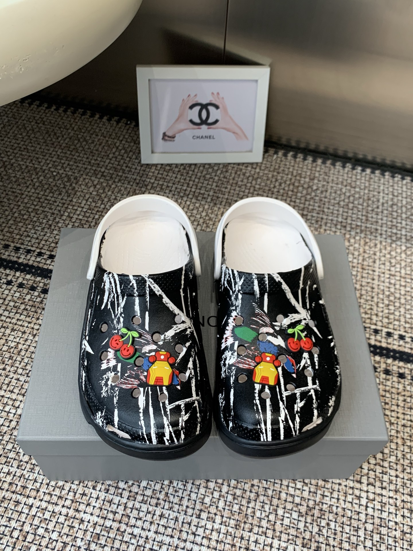 NO:874137,Balenciaga Crocs Balenciaga Latest Crocs for Spring and Summer A dark horse item, fashion bloggers at home and abroad are showing off their feet. Popular on social platforms at home and abroad, a must-buy for fashionistas. DIY various Balenciaga elements, highly recognizable for the brand. Made with heavy investment in molds. Ingenious craftsmanship, accurately restoring every detail. Original molded EVA rubber and plastic one-piece outsole. Super light on the foot. Heightening artifact. Original full set of packaging.  Size 35-40, slippers, balenciaga, balenciaga, burberry, slippers19860909Balenciaga 巴黎世家 洞洞鞋  Balenciaga 春夏最新洞洞鞋 黑马单品,海内外时尚博主纷纷上脚大秀 火遍海内外社交平台,时尚达人必入款 各种巴家元素DIY  极具品牌辨识度 重金开模打造 匠心工艺,精准还原每个细节 原版开模EVA橡塑一体成型大底 上脚超级轻 增高神器 原版全套包装 码数35-40,拖鞋,balenciaga,balenciaga,burberry,slippers,Women's Shoes