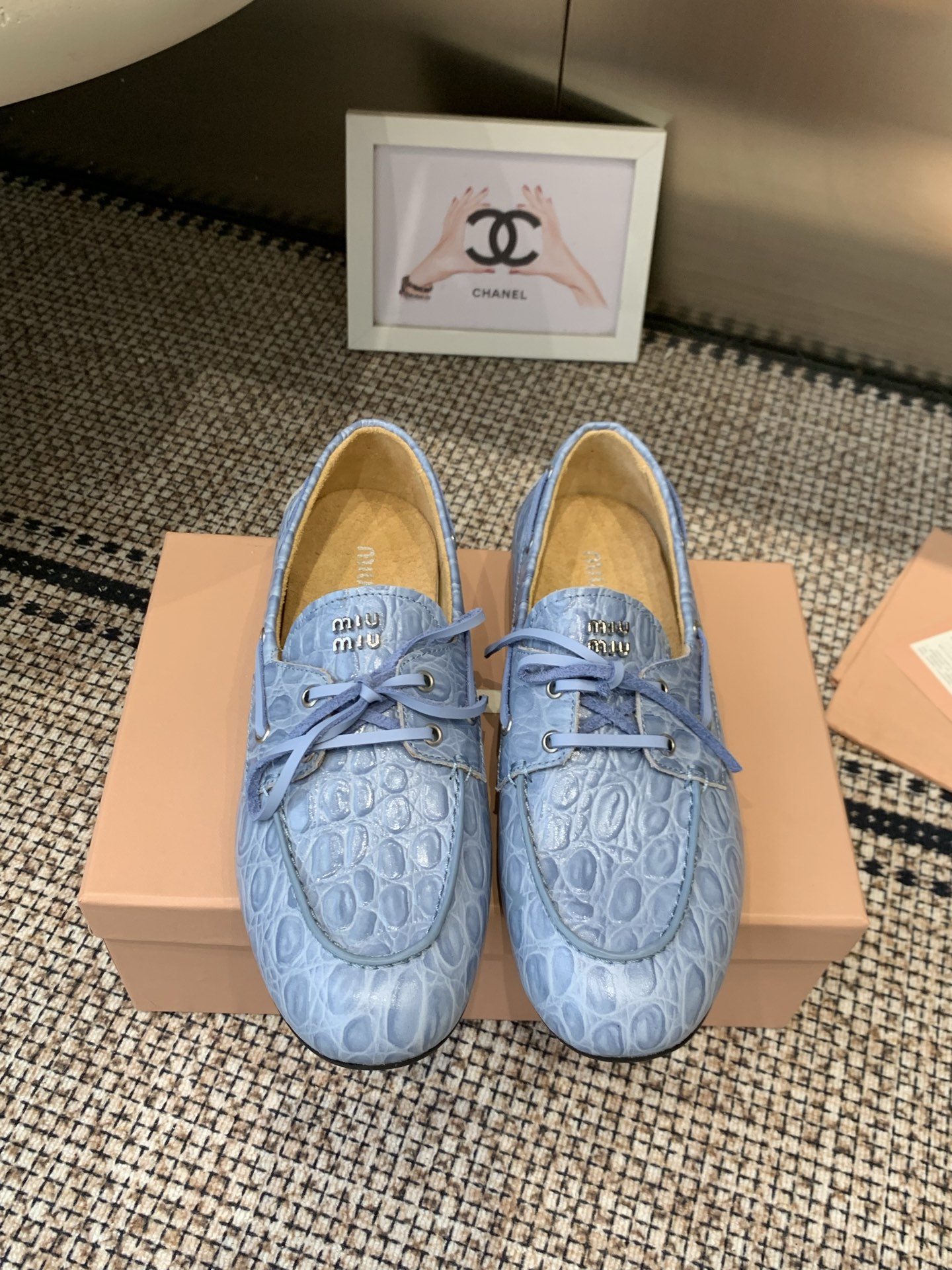 NO:874124,Miu Miu Miu Miu 2026ss spring and summer latest model. Doudou shoes have very popular thin-soled design elements. Simple design. Miu brand logo embellishment. Very recognizable. Super versatile and good-looking on the feet. Countless adjustments to the last shape. Soft wearing experience. Full foot feel and comfort. Fabric cowhide. Mixed sheepskin lining. Original molded non-slip outsole. Size 35-41 (40)  41 (customized), loafers and half slippers, miumiu, loafers, cowhide, sheepskin19860909Miu Miu 缪缪 2026ss春夏最新款 豆豆鞋非常火的薄底设计元素 简简单单的设计 miu品牌logo点缀 非常有辨识度 上脚超级百搭好看 调试无数次楦型 轻柔穿着体验 脚感舒适度拉满 面料牛皮 内里混种羊皮 原版开模防滑大底 码数 35-41（40 41订做）,乐福鞋半拖,miumiu,loafers,cowhide,sheepskin,Women's Shoes