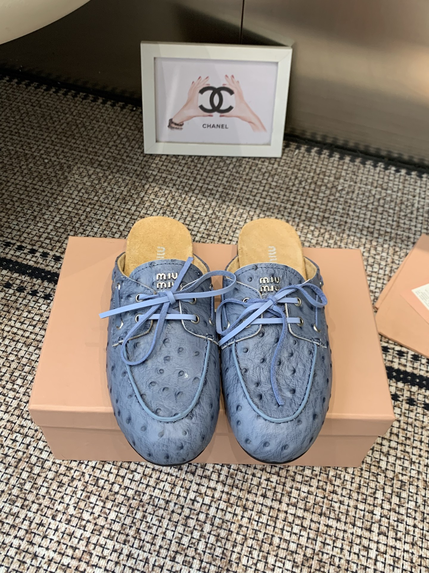 NO:874130,Miu Miu 2026ss spring and summer latest model Doudou shoes, half-flop, very popular thin-soled design elements, simple design, embellished with miu brand logo, very recognizable, super versatile and good-looking on the feet, adjusted countless times, soft wearing experience, full foot feel and comfort, material cowhide, mixed sheepskin lining, original open-molded anti-slip outsole, size 35-41 (40)  41 (customized), loafers and half slippers, miumiu, loafers, cowhide, sheepskin19860909Miu Miu 缪缪 2026ss春夏最新款 豆豆鞋 半拖 非常火的薄底设计元素 简简单单的设计 miu品牌logo点缀 非常有辨识度 上脚超级百搭好看 调试无数次楦型 轻柔穿着体验 脚感舒适度拉满 面料牛皮 内里混种羊皮 原版开模防滑大底 码数 35-41（40 41订做）,乐福鞋半拖,miumiu,loafers,cowhide,sheepskin,Women's Shoes