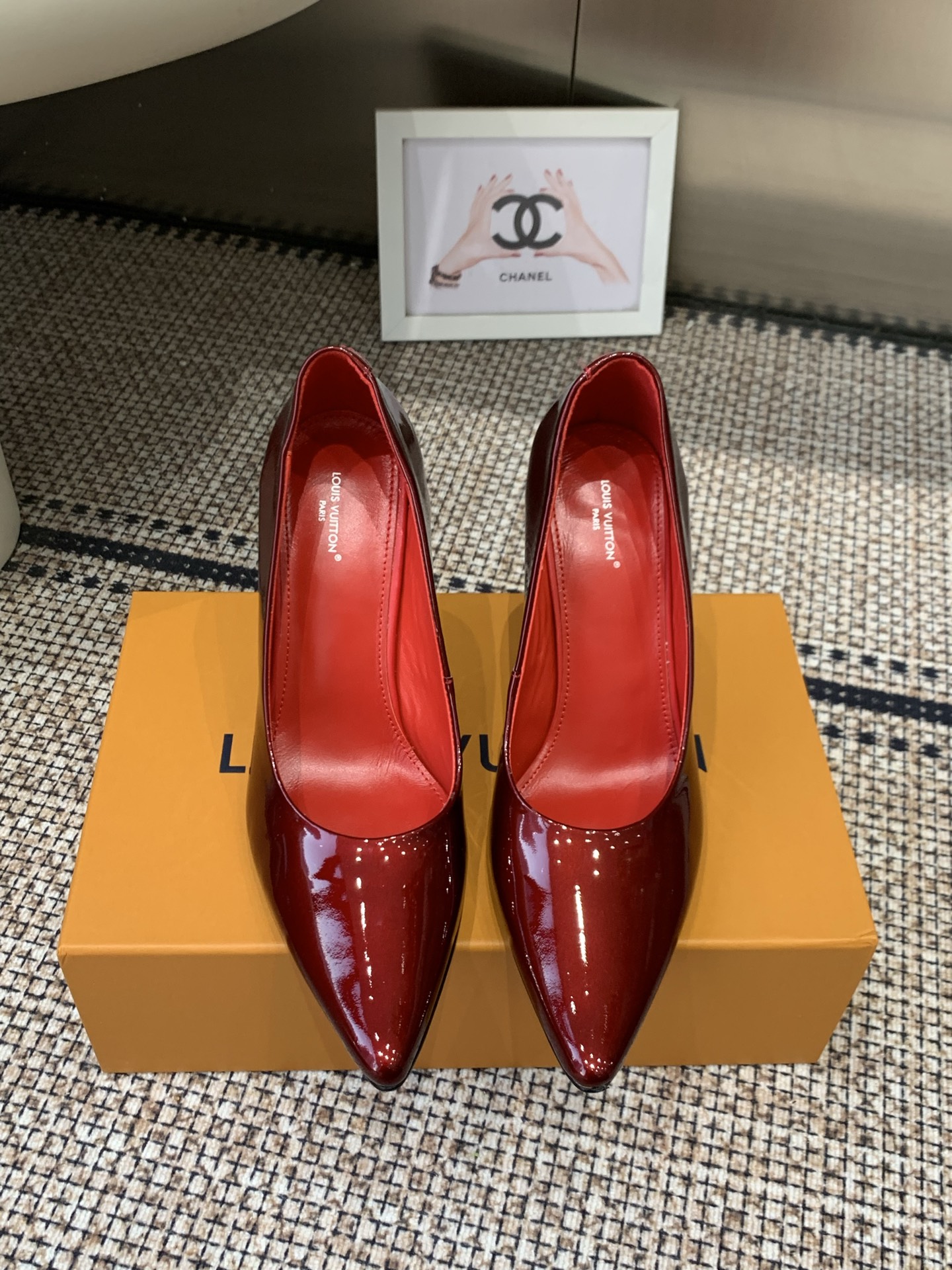 NO:882309,Louis Vuitton LV's new pointed-toe patent leather high-heeled shoes. The glossy patent leather comes with mirror highlights. The upper foot is cool and elegant. Selected glossy patent leather upper. Smooth pointed-toe cut to extend the line of the foot. Soft waxy sheepskin lining is skin-friendly and breathable. It will not wear your feet for a long time. The Italian genuine leather outsole is solid and wear-resistant. 9.5cm gradient wood grain block heel. Elevates the body shape while buffering the landing pressure. Taking into account both aura and walking comfort.  The neat and shallow cut reveals the delicate instep. The burgundy inner ankle color hides the details. It is suitable for suit skirts, velvet dresses and slim trousers. It is suitable for dinner dates, workplace commuting and easy to control the heroine's temperament. It is light and luxurious and feminine. The fabric is imported patent leather. Breathable sheepskin lining. Italian genuine leather sole. Size 35-41 (40 41 custom-made), high-heeled shoes, louis vuitton, louis vuitton, louis  vuitton,high heels,skirts,business suit,cowhide,sheepskin,Leather soles19860909Louis Vuitton LV 路易威登 新款 尖头漆皮高跟鞋   亮面漆皮自带镜面高光 上脚冷艳显贵 精选亮面漆皮鞋面 流畅尖头剪裁延伸脚面线条 软糯羊皮内里亲肤透气 久穿不磨脚 意大利真皮大底扎实耐磨 9.5cm渐变木纹粗跟 拔高身形同时缓冲落地压力 兼顾气场与行走舒适度 利落浅口版型露出精致脚背 酒红内踝配色暗藏细节 搭配西装套裙 丝绒连衣裙 修身长裤都适配 晚宴约会 职场通勤轻松拿捏大女主气质 轻奢女人味直接拉满  面料进口漆皮牛皮 内里透气羊皮 意大利真皮底 码数35-41 (40 41定做),高跟鞋单鞋,louis vuitton,louis vuitton,louis vuitton,high heels,skirts,business suit,cowhide,sheepskin,Leather soles,Women's Shoes