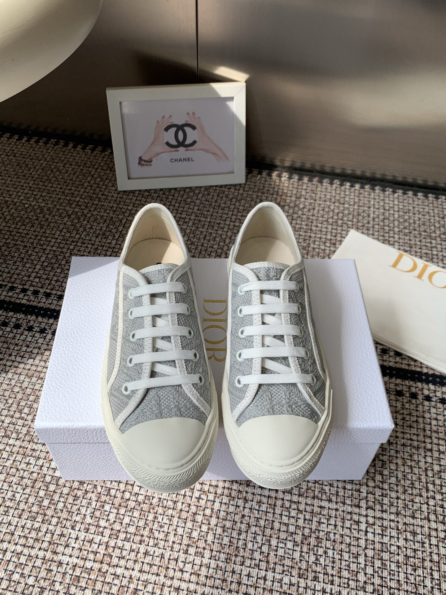 NO:882301,Dior Dior 26ss summer new presbyopic embroidered casual canvas shoes. This pair of presbyopic embroidered lace-up casual sneakers is a versatile ace in the shoe cabinet. It has a relaxed and refined atmosphere. It can be easily adapted to create casual street style or gentle Korean style. It can easily become the finishing touch in the style. Its matching compatibility is perfect. It can be held from commuting to shopping to short trips. You can wear it in your own style without having to worry about matching. Original custom-made upper  Cowhide lining, original molded outsole, heel height 3.5cm, size 35-41 (40, 41 customized, non-returnable), casual shoes/sports shoes, dior, dior, sneakers, cowhide19860909Dior 迪奥 26ss夏季新款老花刺绣休闲帆布鞋 这双老花刺绣系带休闲板鞋是鞋柜里的百搭王牌 自带松弛又精致的氛围感 不管是打造随性街头风还是温柔韩系风都能轻松适配 轻松成为造型里的点睛之笔 它的搭配兼容性堪称满分从通勤逛街到短途出游都能hold住不用费心搭配也能穿出专属风格 鞋面原版定制鞋面 内里牛皮 原版开模大底 跟高3.5cm 码数35-41（40、41定做不退换）,休闲鞋/运动鞋,dior,dior,sneakers,cowhide,Women's Shoes
