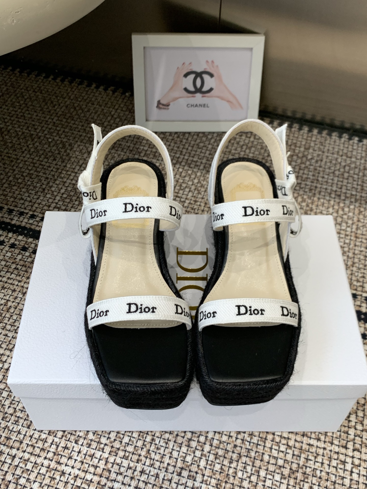 NO:882292,Dior Dior 26ss spring and summer new wedge sandals are simple and super versatile. They are luxurious and can be paired with summer clothes. They feel comfortable on the feet. Fashion bloggers from all over the world have praised Xiaohongshu. Super fashionable and high-end items. It is easy to create a high-end look. Original imported webbing. Foot pads. Imported mixed sheepskin. Original woven wedge heel rubber combination outsole. Heel height 9.5cm. Size 35-42 (40 41)  42 customized), slippers, sandals, dior, dior, sandals, slippers, sheepskin19860909Dior 迪奥 26ss春夏 新款 坡跟凉鞋 简单超级百搭 上脚奢华随意搭配夏季服饰 脚感舒适 各路时尚博主刷爆小红书 超时髦又充满高级感的单品 轻松打造造高端look  原版进口织带 垫脚进口混种羊皮 原版编织坡跟橡胶组合大底 跟高9.5cm 码数35-42（40 41 42定做）,拖鞋凉鞋,dior,dior,sandals,slippers,sheepskin,Women's Shoes