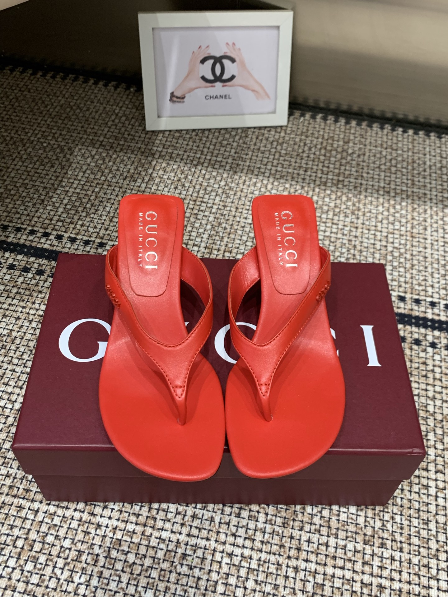 NO:882362,Gucci's new flip-flop high-heeled sandals. The refreshed series echoes the style shown in recent series. It blends different eras through retro aesthetics and modern style. The original one-to-one developed and carefully modulated shoe last fabric adopts the original texture. Imported original board materials, with original board electric hardware buckles, are so delicate that they are impeccable. Sheepskin lining and foot pads. Italian leather outsole. 5.5cm heel height.  Size 35-43 (40.41.42.43 is customized and non-returnable), split-toe shoes, gucci, sheepskin, Leather soles19860909Gucci 新款 夹趾高跟凉拖 焕新系列呼应近期系列展现的格调 通过复古审美和现代风尚 将不同时代融会贯通 原版一比一开发精心调制的鞋楦面料采用原版质感.进口原板材料 配原板电渡五金扣 细腻到无可挑剔 羊皮内里和垫脚 意大利真皮大底 5.5cm跟高 码数35-43（40.41.42.43定做不退换）,分趾鞋,gucci,sheepskin,Leather soles,Women's Shoes
