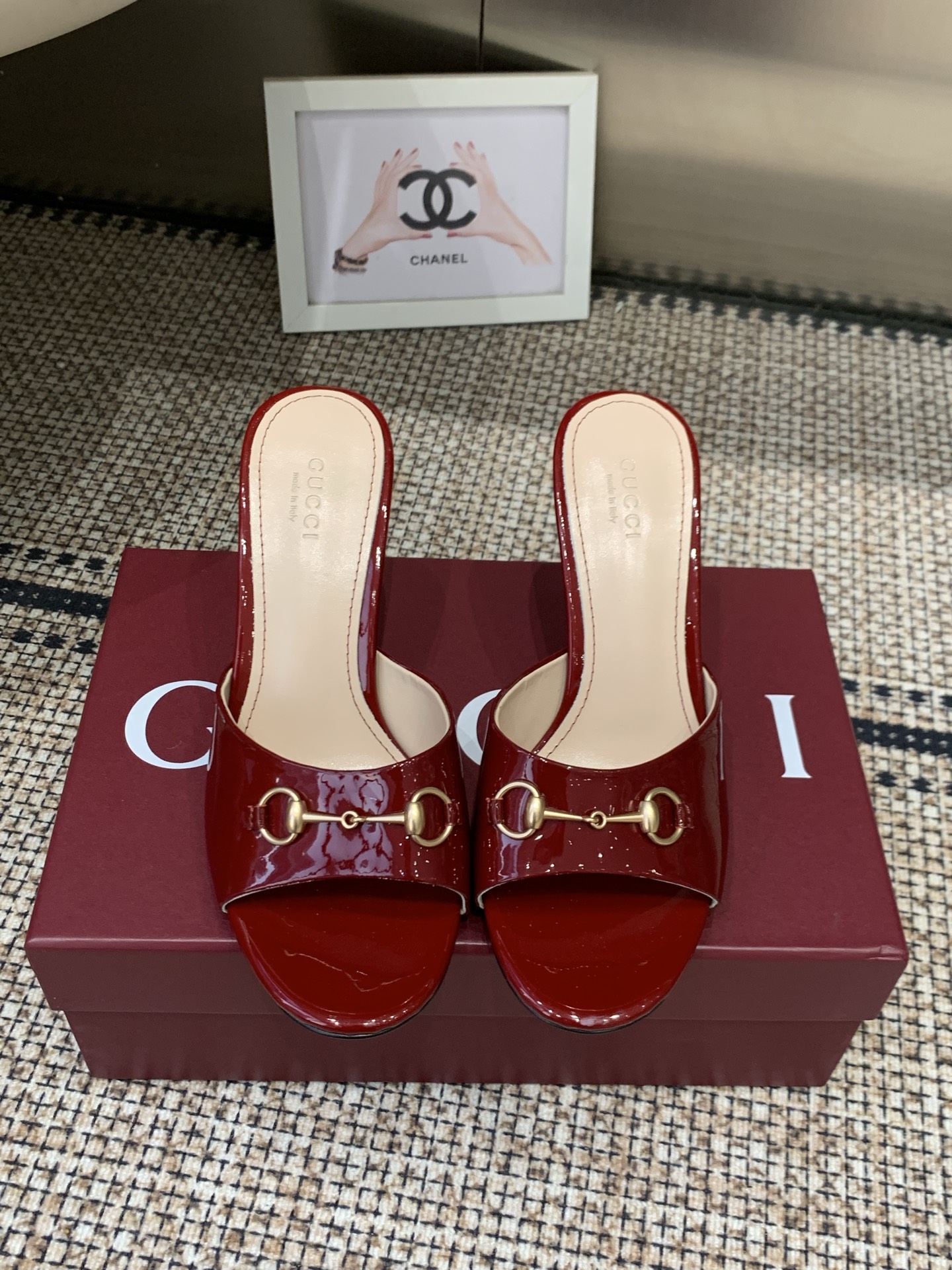 NO:882356,Gucci's new high-heeled sandals, a refreshed series that echoes the style shown in recent series, combine different eras through retro aesthetics and modern style. The original one-to-one developed and carefully modulated shoe last fabric adopts the original texture. Imported original board materials. Equipped with original board electric hardware buckles. Delicate and impeccable. Sheepskin lining and foot pads. Italian leather outsole. 8.5cm heel height.  Size 35-43 (40.41.42.43 customized, non-refundable), high heels and slippers, gucci, high heels, slippers, sheepskin, Leather soles19860909Gucci 新款 高跟凉拖  焕新系列呼应近期系列展现的格调 通过复古审美和现代风尚 将不同时代融会贯通 原版一比一开发精心调制的鞋楦面料采用原版质感.进口原板材料.配原板电渡五金扣 细腻到无可挑剔 羊皮内里和垫脚 意大利真皮大底 8.5cm跟高 码数35-43（40.41.42.43定做不退换）,高跟鞋拖鞋,gucci,high heels,slippers,sheepskin,Leather soles,Women's Shoes