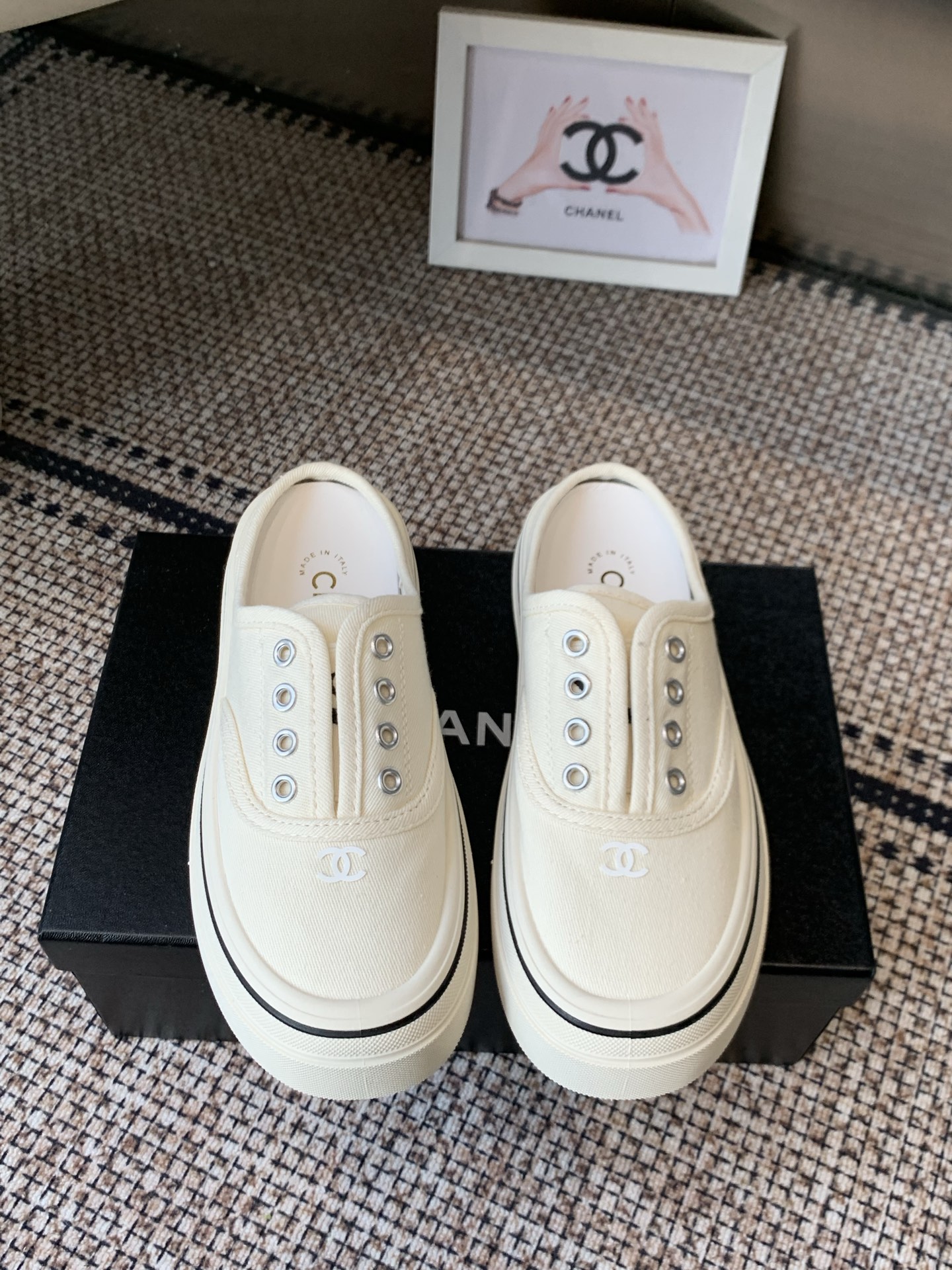 NO:882347,Chanel Chanel 26ss new biscuit canvas shoes have been developed for several months and the latest version has finally come out. It is the top casual sports shoe in the counter. This classic design has a simple style on the upper but the outsole is fashionable and sporty. It incorporates a variety of color matching elements... The diversified mix and match is very good-looking and versatile, casual, fashionable, sports and outdoor can be taken into consideration... The upper is made of canvas and the lining is made of sheepskin. The outsole is based on wear-resistant rubber outsole.  Size 35-40 (40 customized), casual shoes/sports shoes, chanel, chanel, sneakers, sheepskin19860909Chanel 香奈儿 26ss新款饼干帆布鞋 开发了几个月最高版本终于出来了 专柜顶级休闲款运动鞋 这款经典设计 鞋面简洁的风格 大底却时尚运动 不平凡的拥入了多种配色元素…… 多元化混搭非常好看百搭,休闲,时尚,运动,户外都能兼顾…… 鞋面采用 帆布 内里采用 羊皮 大底根据 耐磨橡胶大底 码数35-40（40定做）,休闲鞋/运动鞋,chanel,chanel,sneakers,sheepskin,Women's Shoes