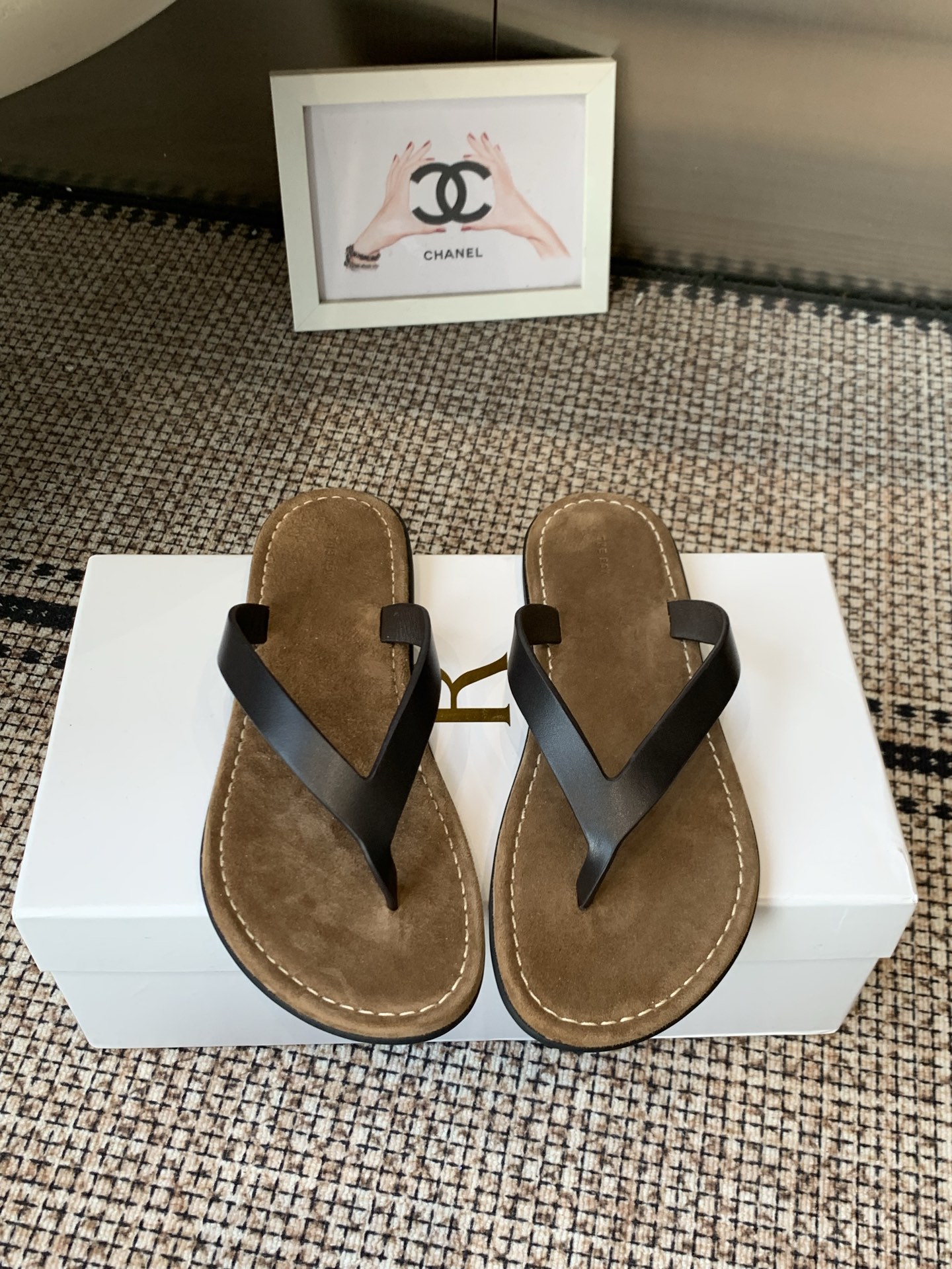 NO:882330,The Row's minimalist old-money style flat flip-flops. The ultimate minimalist aesthetic completely abandons fancy decorations. It only uses a delicate leather strap + light khaki suede/cowhide footbed. The clean lines have a high-end sense of relaxation. It perfectly fits The Row's consistent 'logo-free luxury' concept.  Equipped with non-slip and wear-resistant rubber flat soles, it can be used for daily shopping and beach vacations. Size 35-40 (customized for 40), split-toe shoes, cowhide, chamois leather19860909The Row 极简老钱风平底人字拖  极致极简美学完全抛弃了花哨的装饰 只用一条细腻的皮革带+浅卡其色麂皮/牛皮鞋床 干净利落的线条 自带高级松弛感 完美契合The Row一贯的“无logo奢华”理念鞋床大多采用翻毛麂皮脚感软糯亲肤 长时间穿也不会磨脚 夹趾带做了软化处理 搭配防滑耐磨的橡胶平底 日常逛街 海边度假都能hold住 码数35-40（40定做）,分趾鞋,cowhide,chamois leather,Women's Shoes