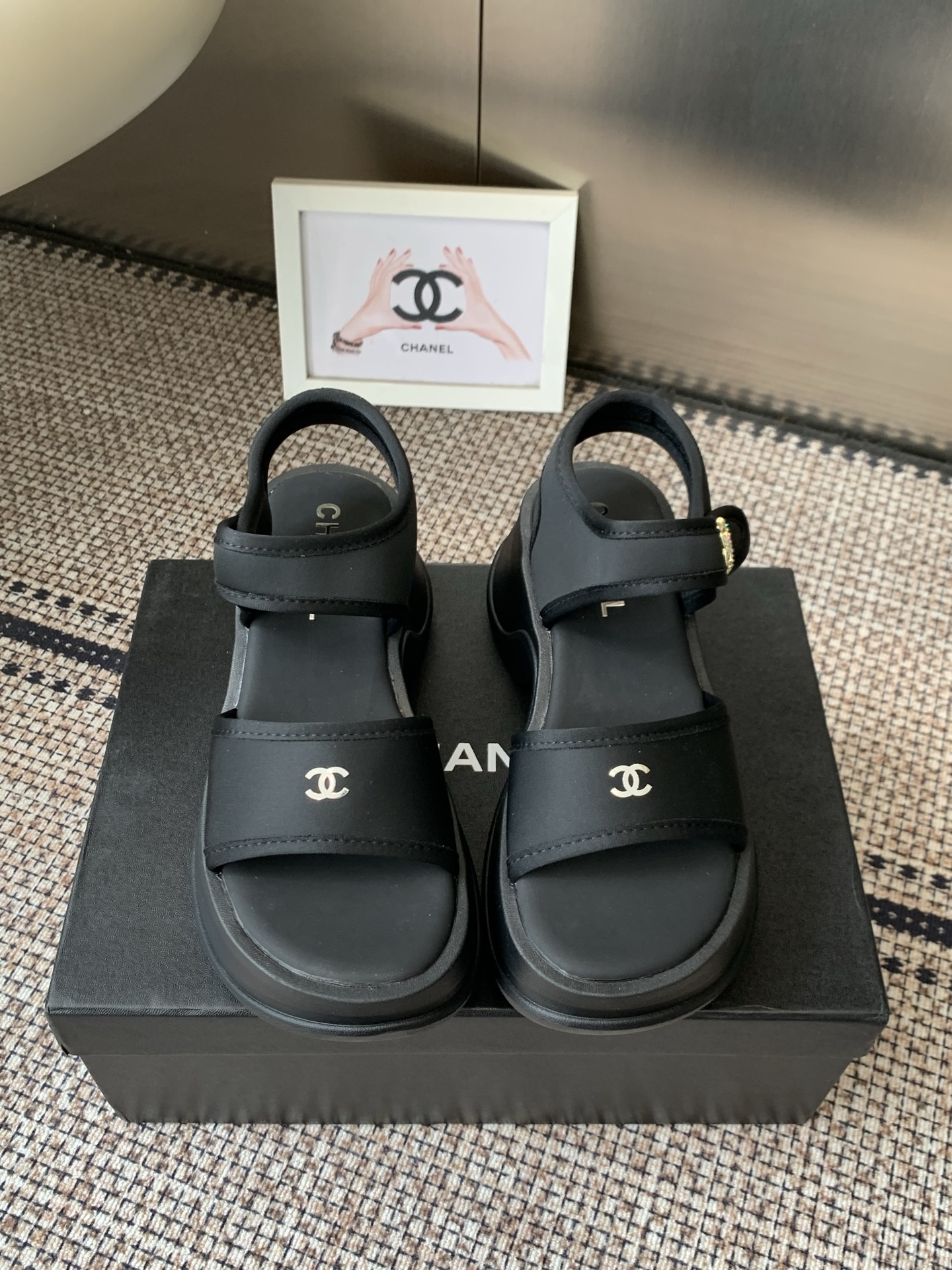 NO:882322,Chanel26ss’ popular design thick-soled sandals are really attractive and the more you look at them, the more you like them!  The good news for short babies can directly lengthen their body proportions!  !  The shoe body is soft and comfortable, and the sole is wear-resistant and non-slip - and each color is very versatile. It is really suitable for this spring and summer. The upper is original EVA one-piece molding. Size#35-40 (customized for 40), sandals, chanel, sandals19860909Chanel26ss 爆款设计厚底凉鞋 爆真的是很耐看越看越喜欢！矮个子宝宝的福音直接拉长身材比例！！ 鞋身柔软舒适,鞋底耐磨防滑-而且每个颜色都非常百搭.真的太适合这个春夏  鞋面原版EVA一体成型  Size#35-40（40定做）,凉鞋,chanel,sandals,Women's Shoes
