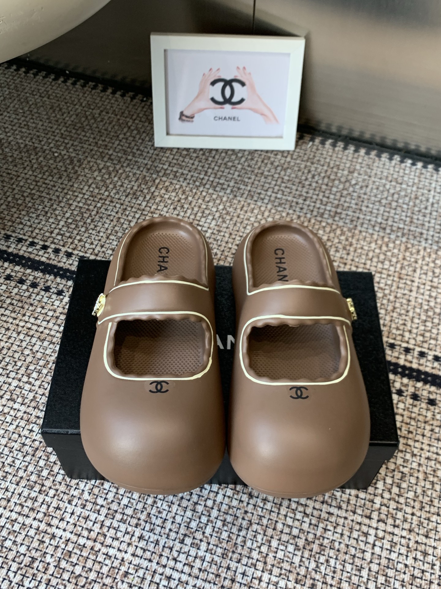 NO:882315,Chanel26ss’ popular design thick-soled sandals are really attractive and the more you look at them, the more you like them!  The good news for short babies can directly lengthen their body proportions!  !  The shoe body is soft and comfortable, the sole is wear-resistant and non-slip - and each color is very versatile. It is really suitable for this spring and summer. The upper is made of original EVA and the original rubber outsole is Size#35-40 (customized for 40), half drag, chanel, sandals19860909Chanel26ss 爆款设计厚底凉鞋 爆真的是很耐看越看越喜欢！矮个子宝宝的福音直接拉长身材比例！！ 鞋身柔软舒适,鞋底耐磨防滑-而且每个颜色都非常百搭.真的太适合这个春夏  鞋面原版EVA一体成型 原版橡胶大底 Size#35-40（40定做）,半拖,chanel,sandals,Women's Shoes