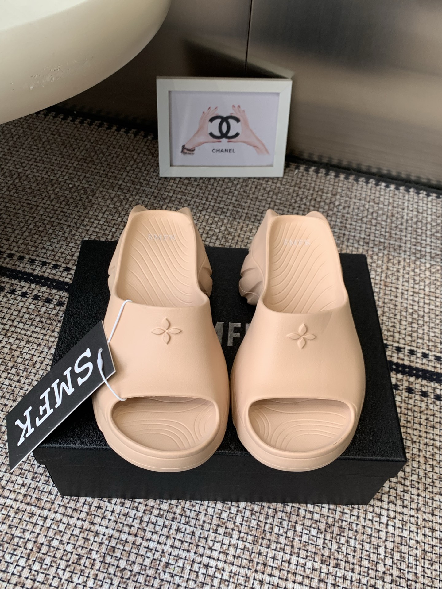 NO:882307,SMFK's latest thick-soled sandals and slippers. These slippers are very lightweight and have good resilience!  It makes you taller and slimmer. It is particularly comfortable on your feet and has endless matching possibilities. It can be worn with narrow-leg jeans or mini skirts. It can also be worn with printed dresses. Original rubber foam material!  One-piece molding, size 35-40, slippers, sandals, slippers, skirts, jeans19860909SMFK 最新款 厚底凉鞋拖鞋 此款拖鞋非常轻便回弹性好！增高显瘦 上脚特别舒服 拥有无尽的搭配可能 它可与窄腿牛仔裤或迷你裙同穿 也能与印花连衣裙穿搭 原版橡胶发泡材质！一体成型 码数35-40,拖鞋,sandals,slippers,skirts,jeans,Women's Shoes